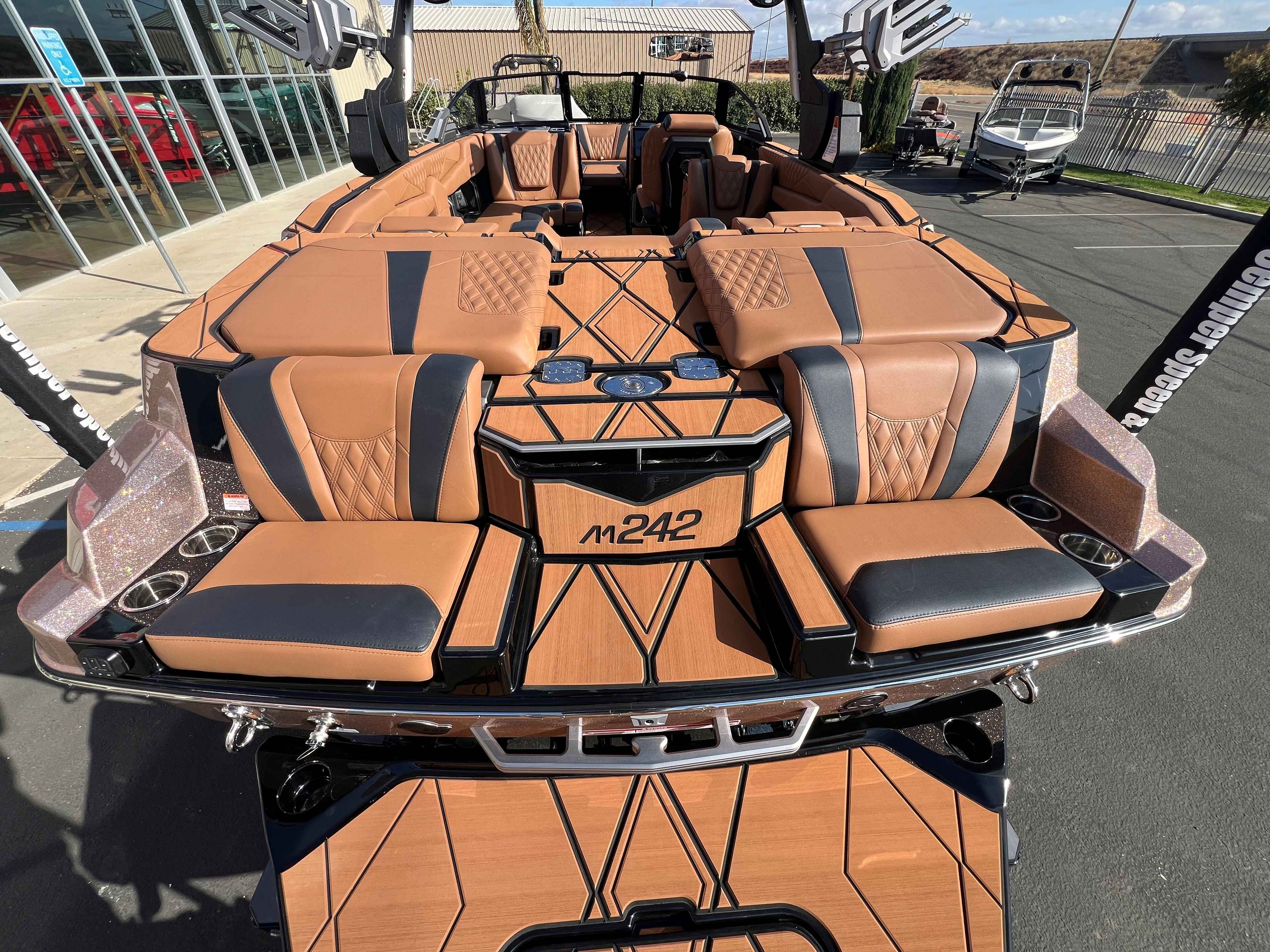 2025 Malibu M242-4