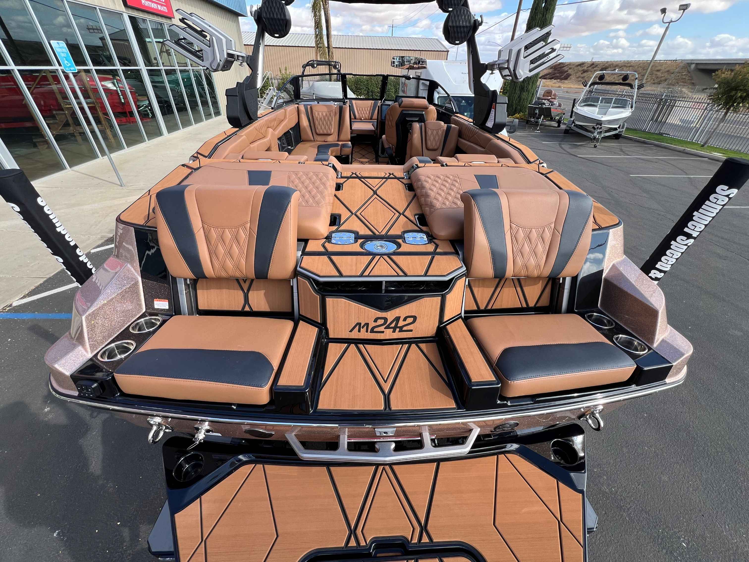 2025 Malibu M242-35