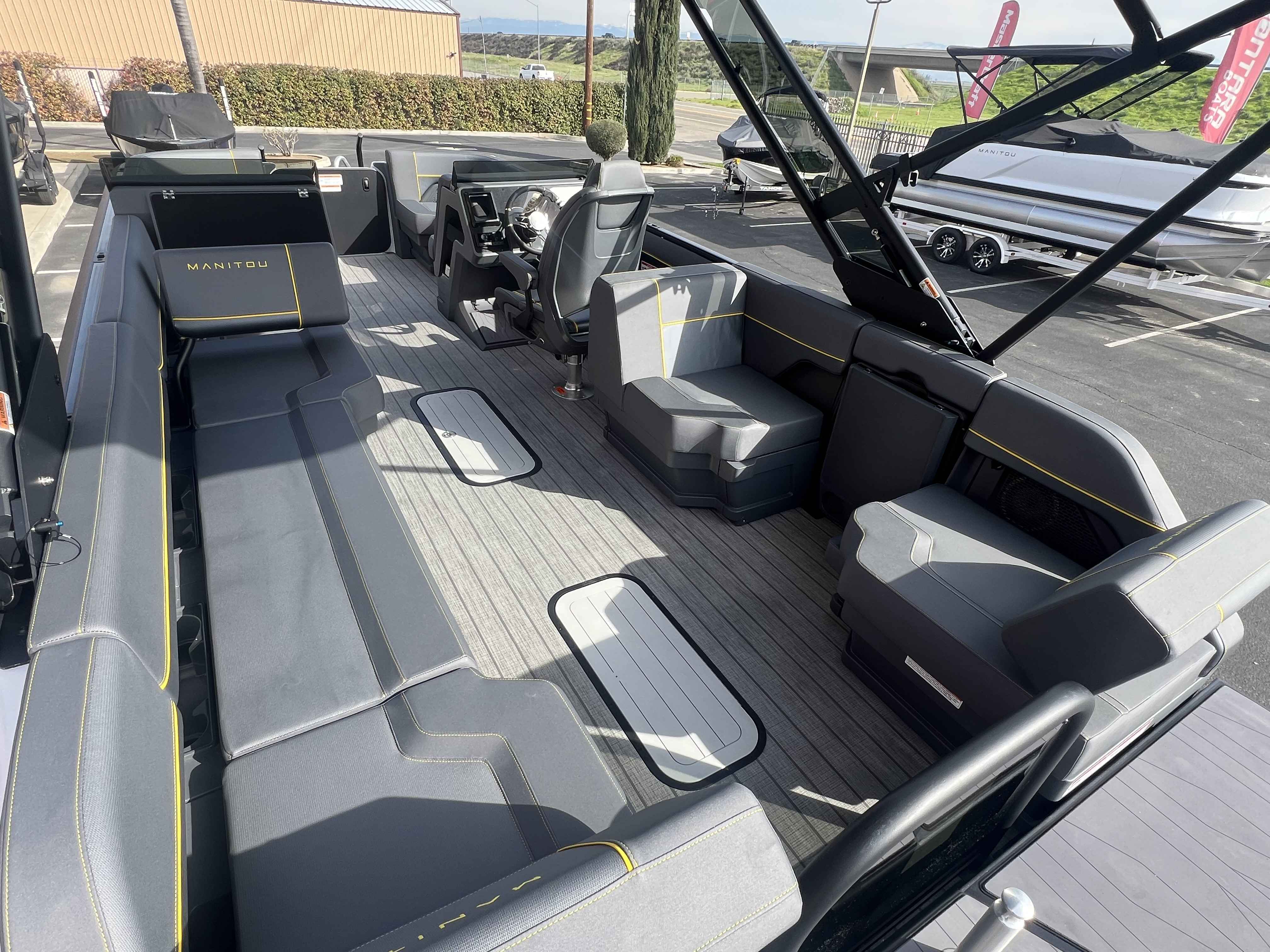2024 Manitou 22 Explore Switchback MAX Trifold-12