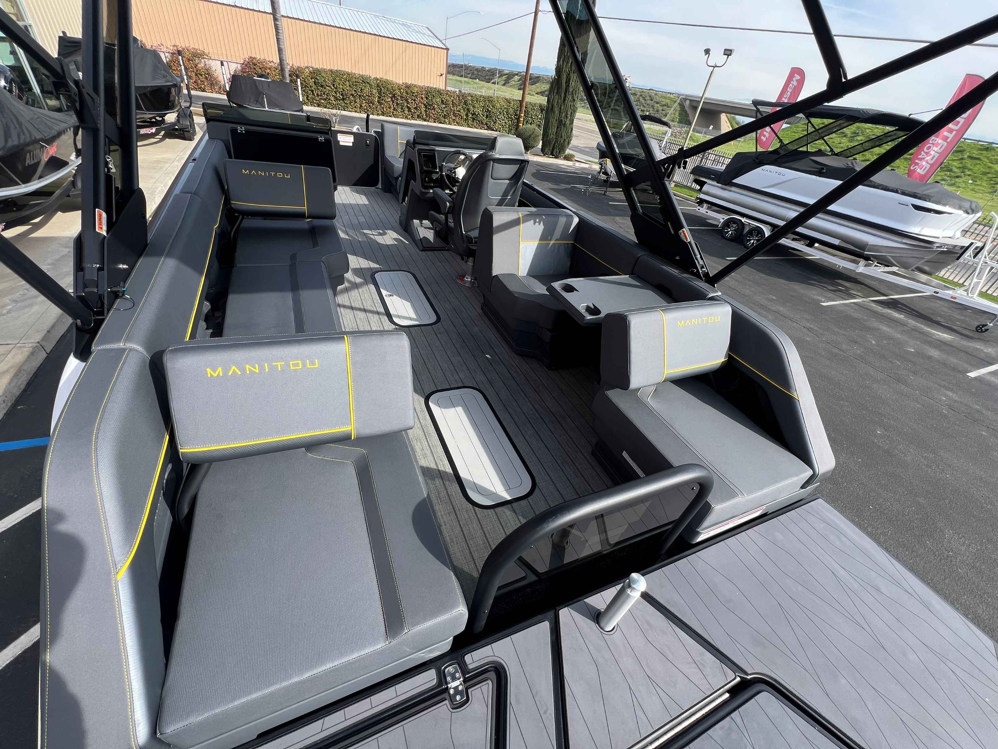 2024 Manitou 22 Explore Switchback MAX Trifold-18