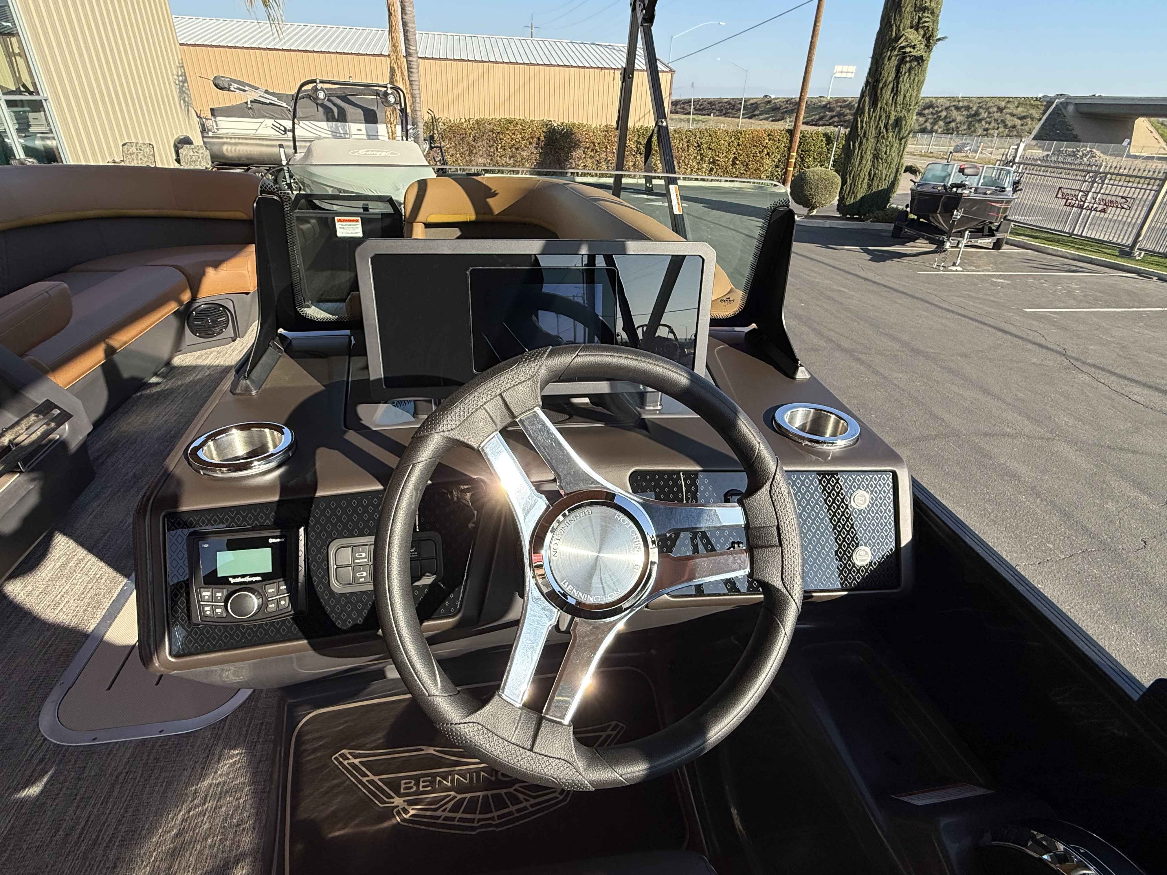 2025 Bennington 24 MFB-11