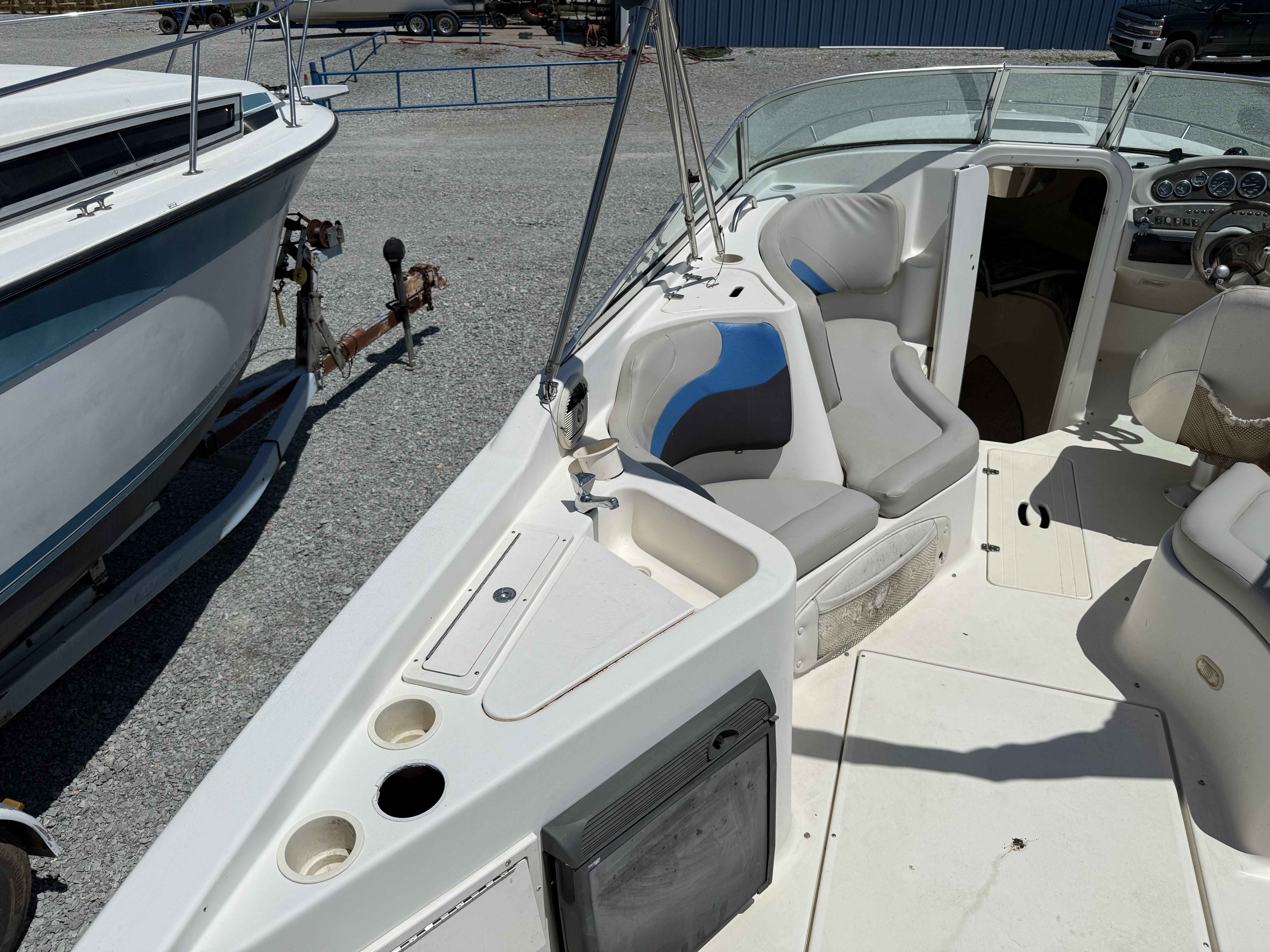 1998 Rinker 272 (Cuddy)-10