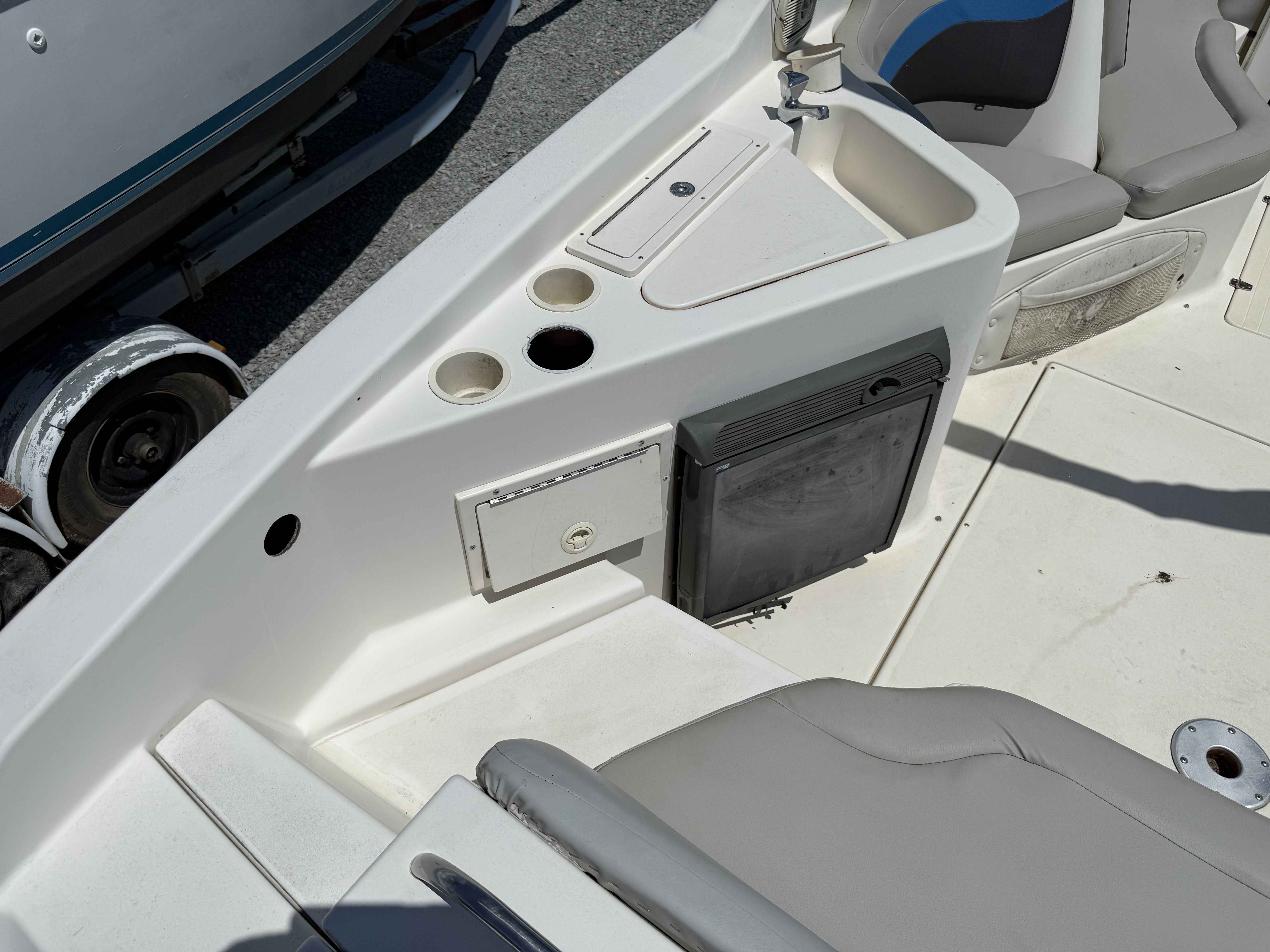 1998 Rinker 272 (Cuddy)-9