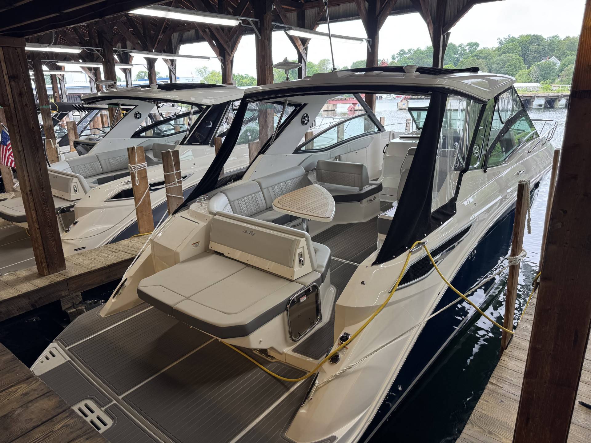 2023 SEA RAY 320 SUNDANCER0