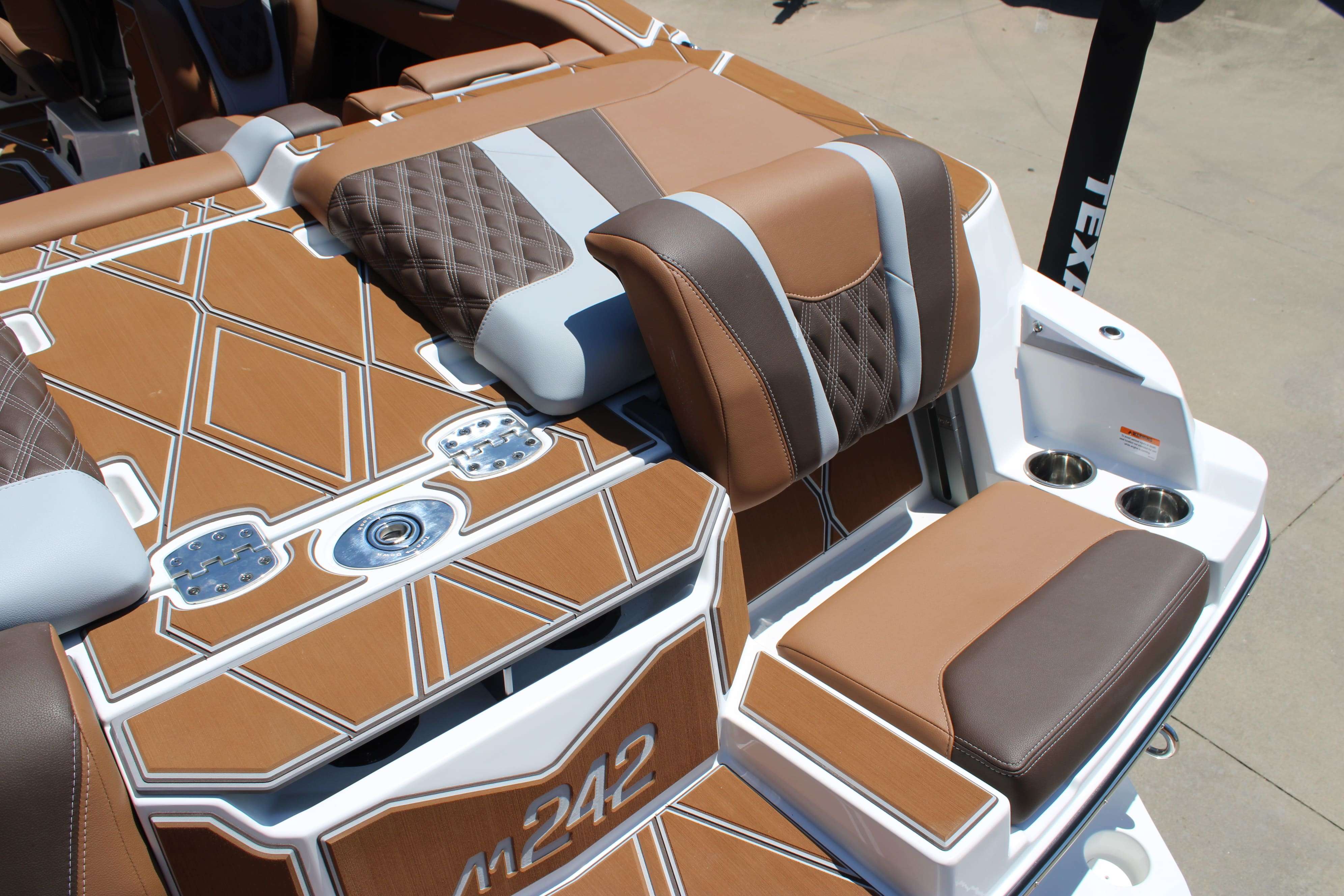 2026 Malibu Boats M242-10