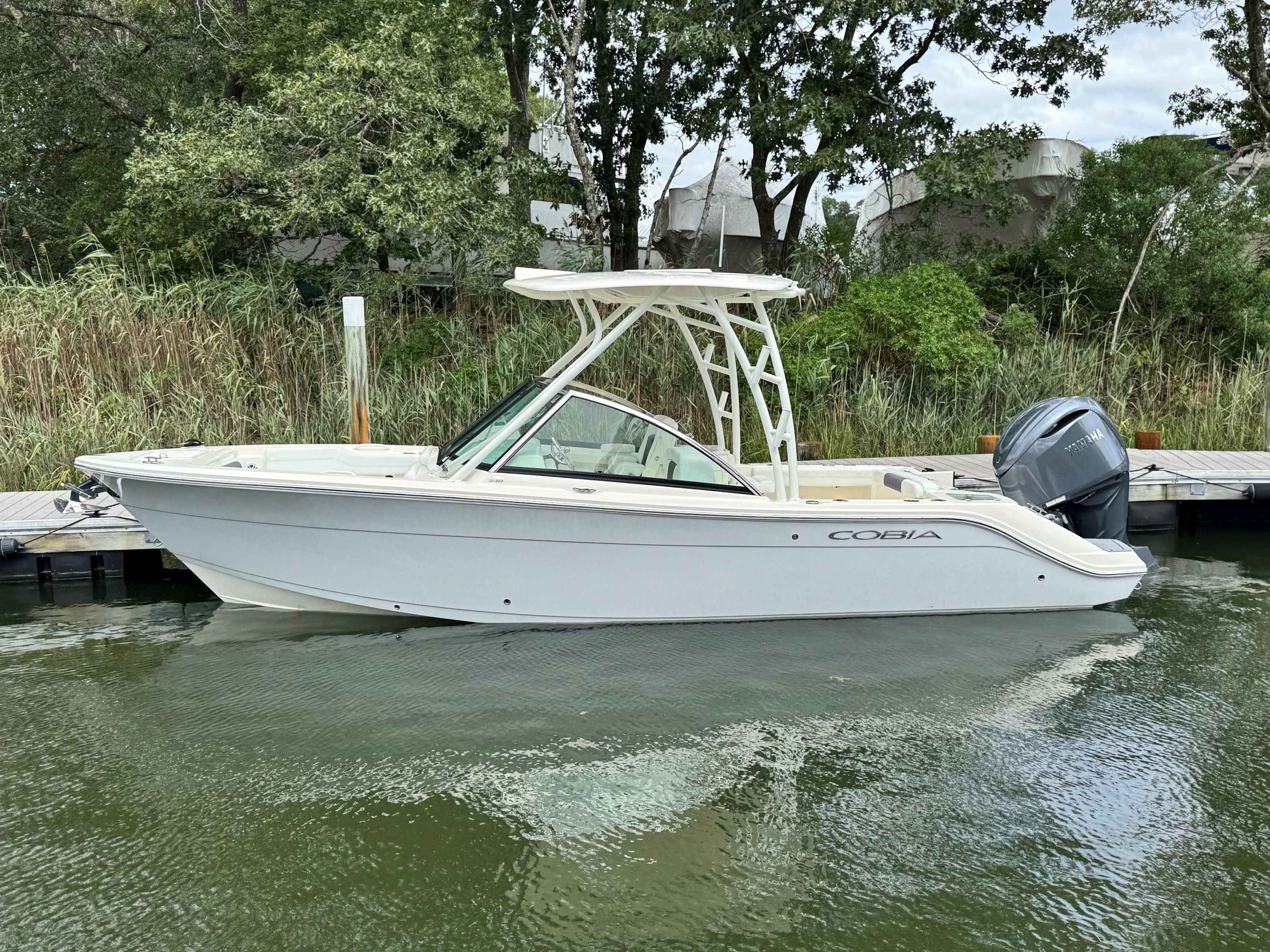 2026 Cobia 240 DC0