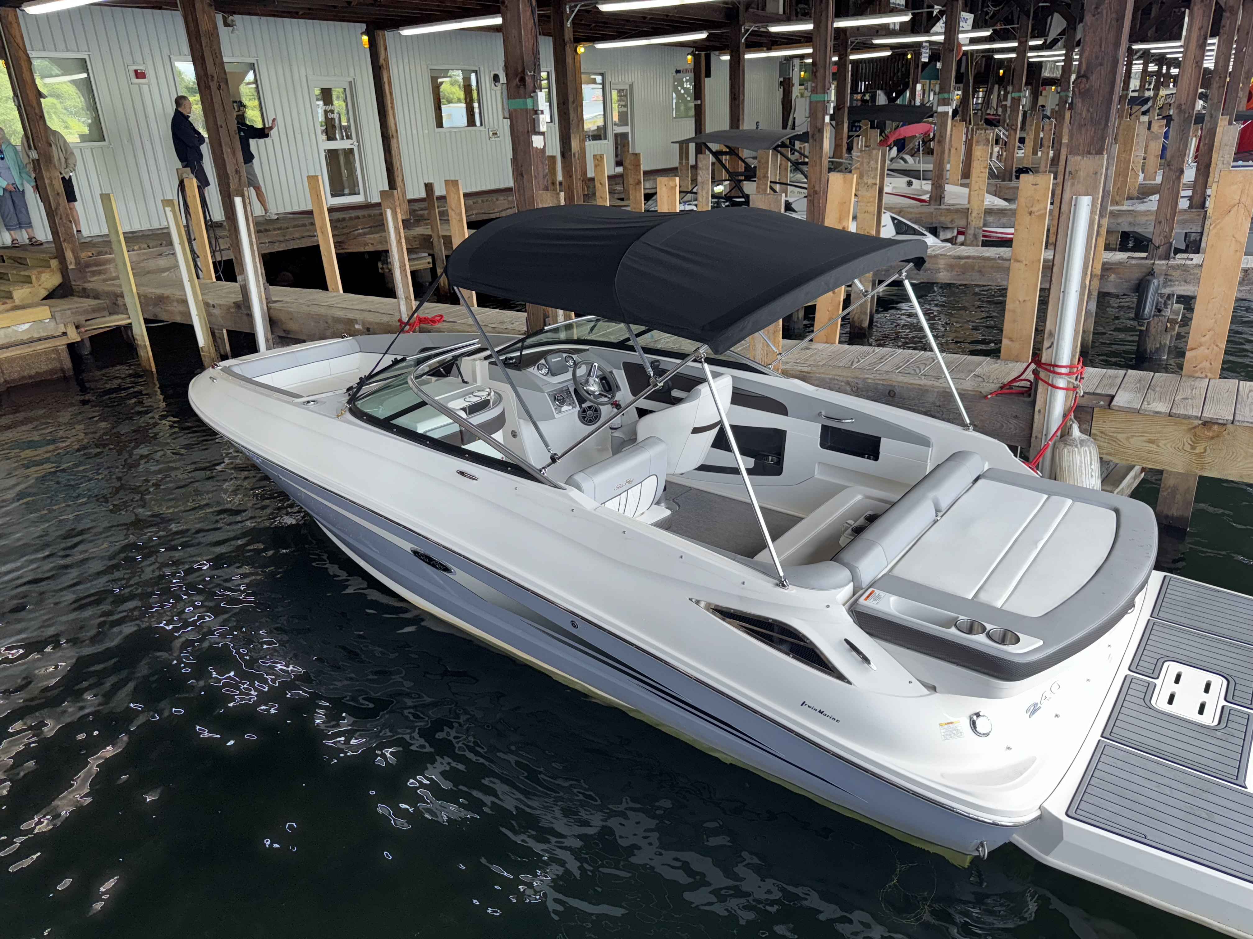 2016 SEA RAY 240 SUNDECK0