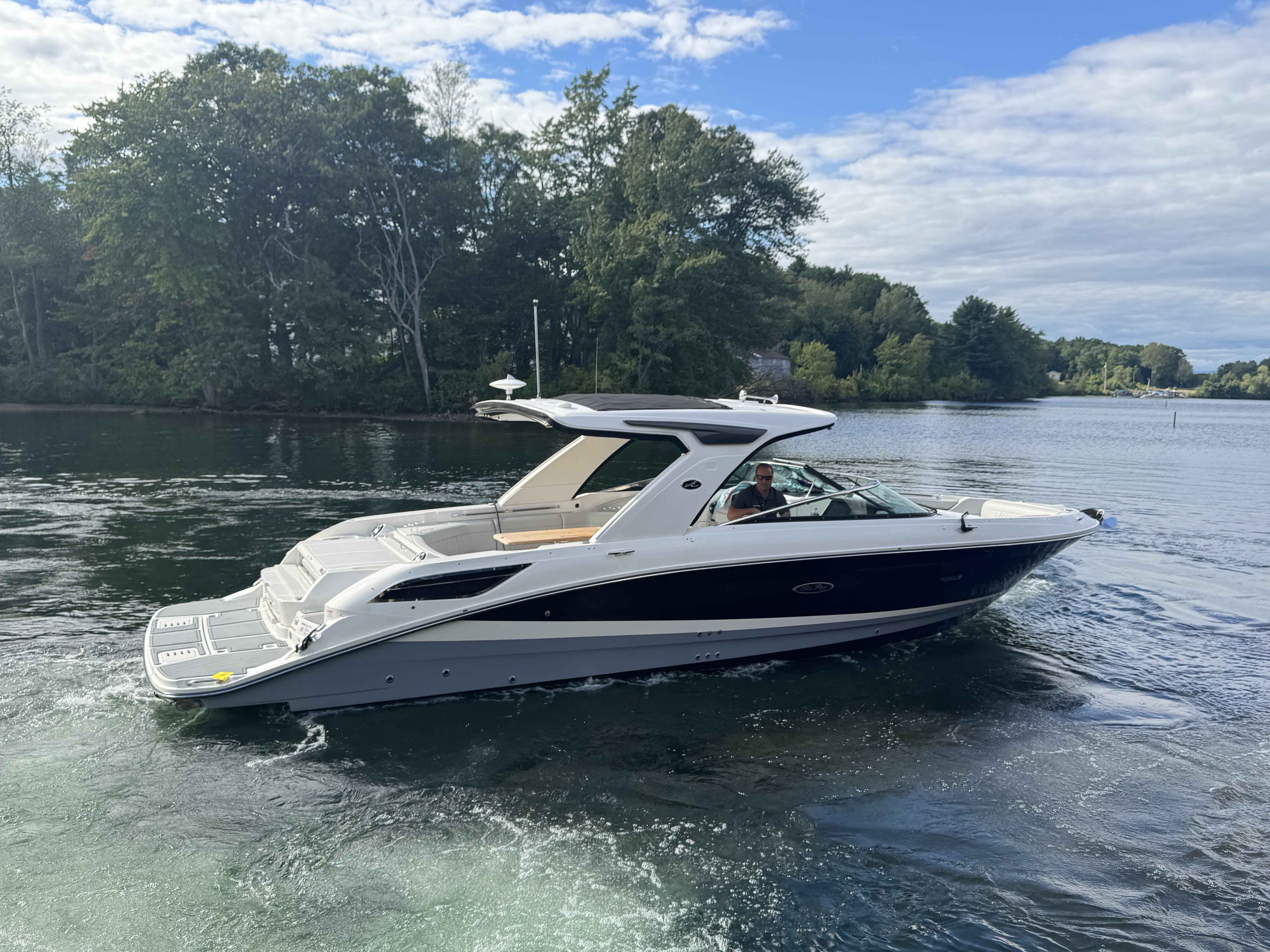 2020 SEA RAY 350SLX0