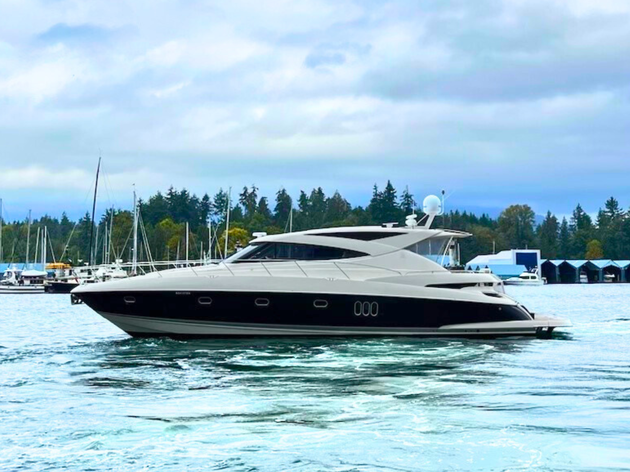 2014 Riviera 5800 Sport Yacht
