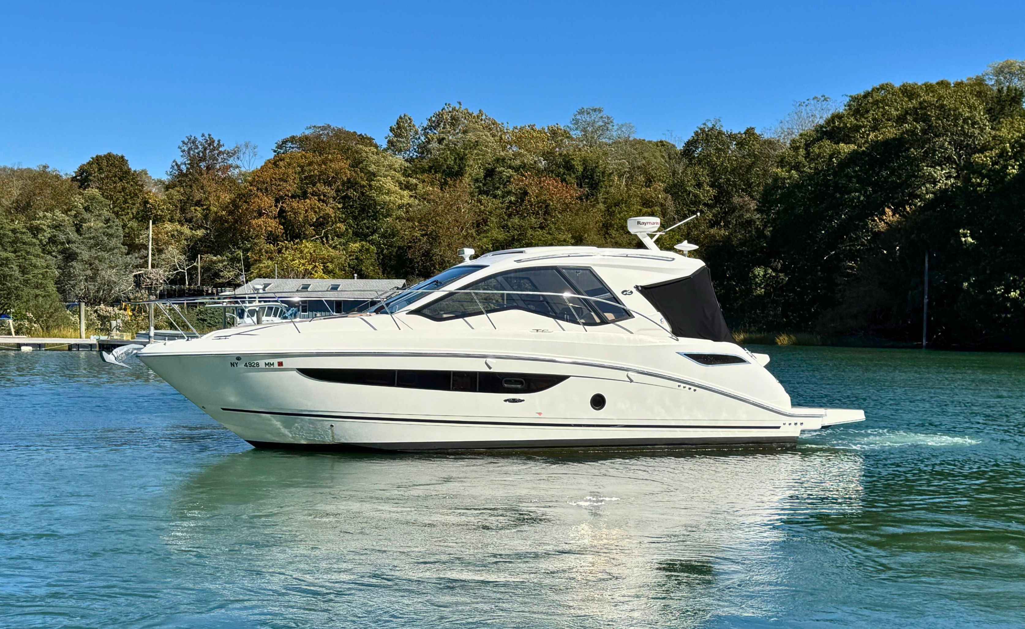 2017 Sea Ray 350 SUNDANCER COUPE0