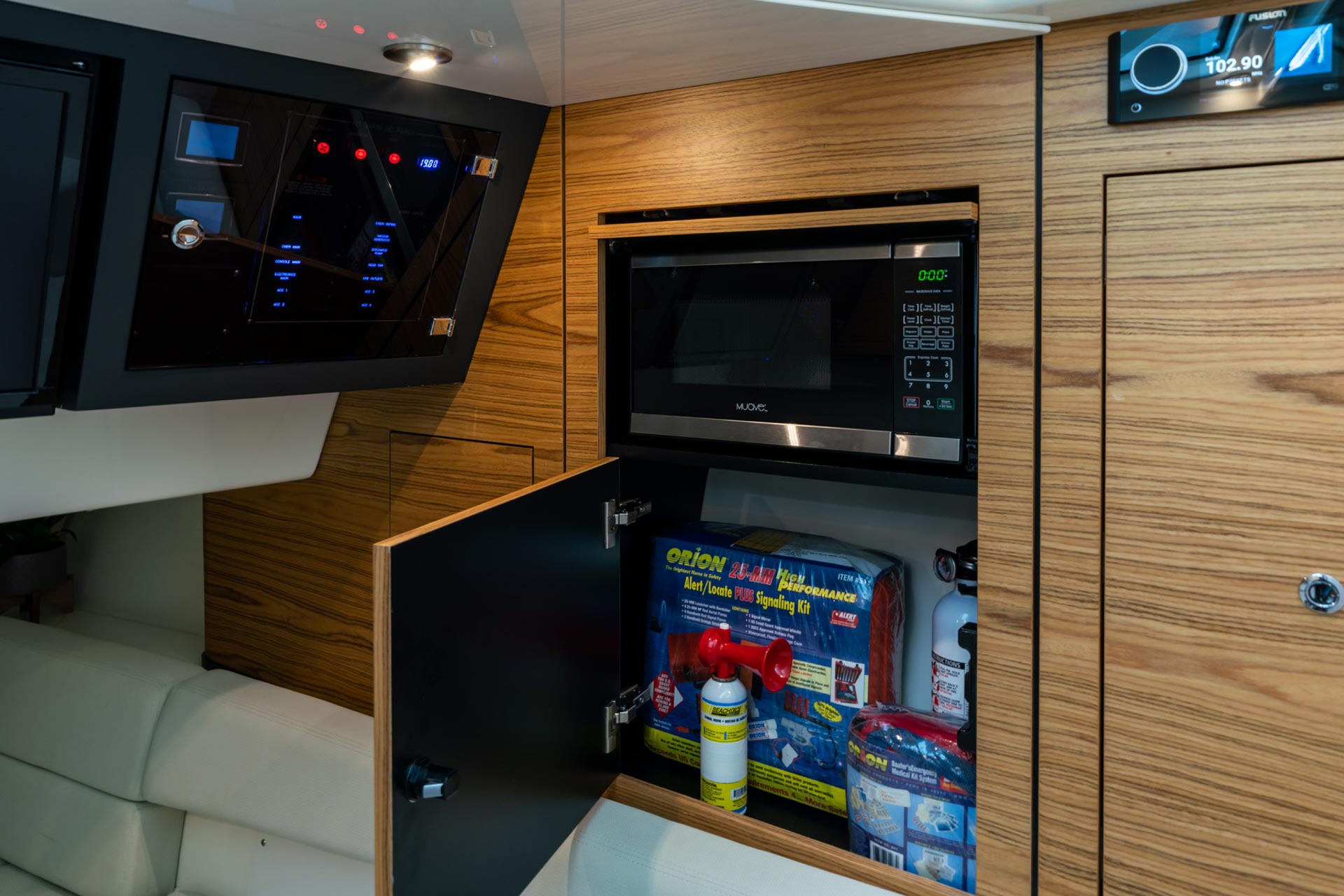 New 2026 Boston whaler 380 Realm for Sale | Vancouver, BC | M&P Yacht Centre