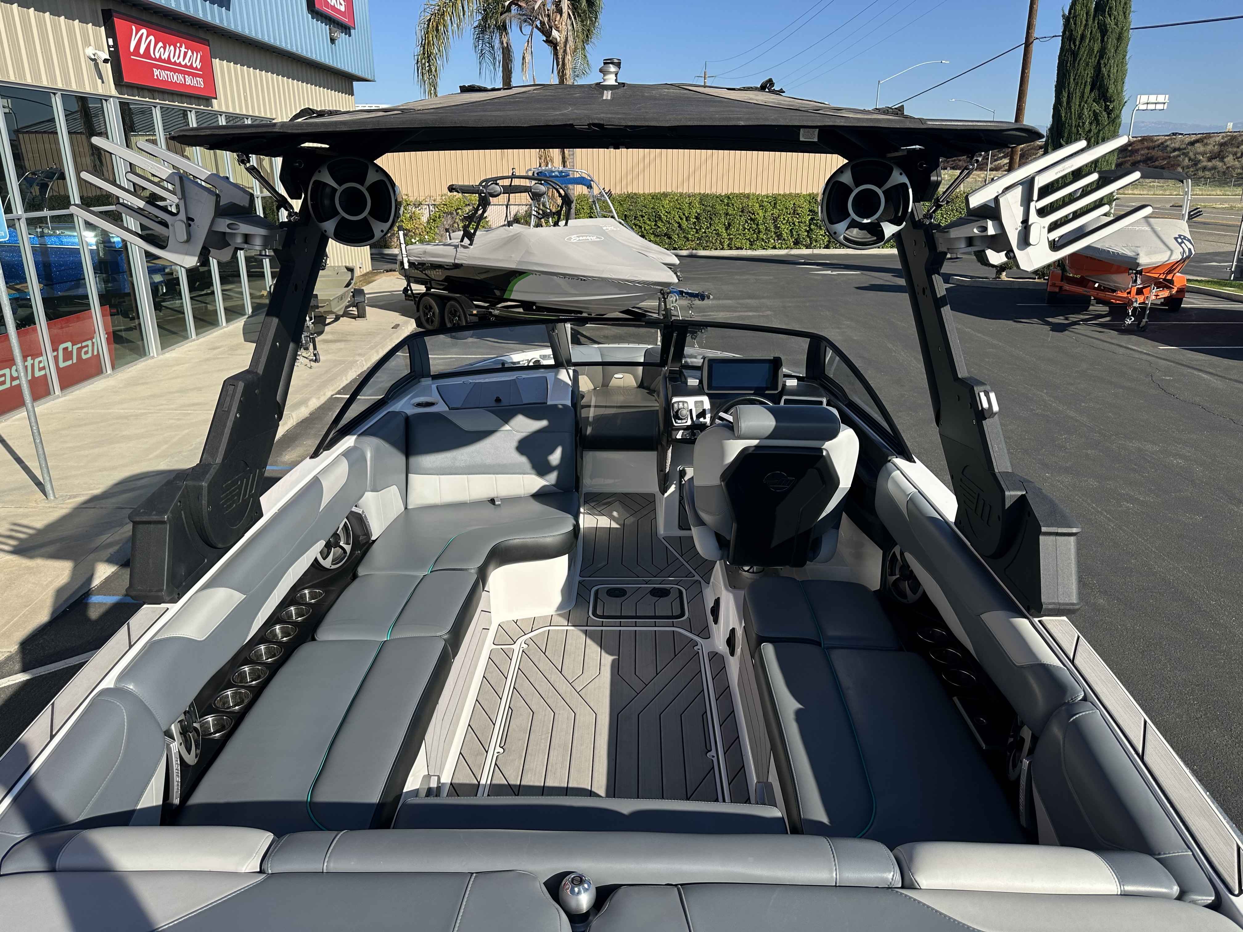 2019 Malibu 23 LSV-14