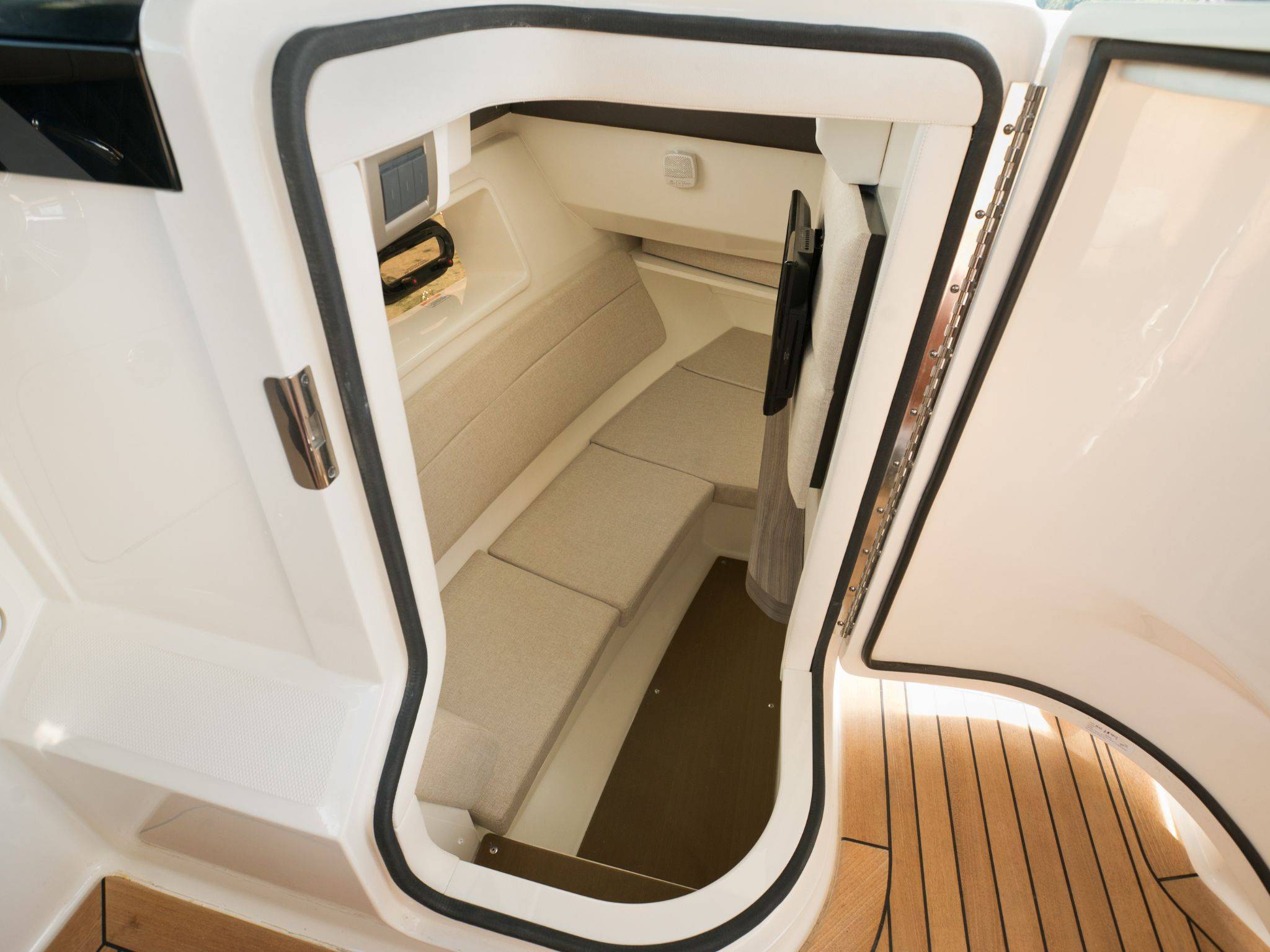 New 2026 Sea ray SLX 350 OB for Sale | Vancouver, BC | M&P Yacht Centre