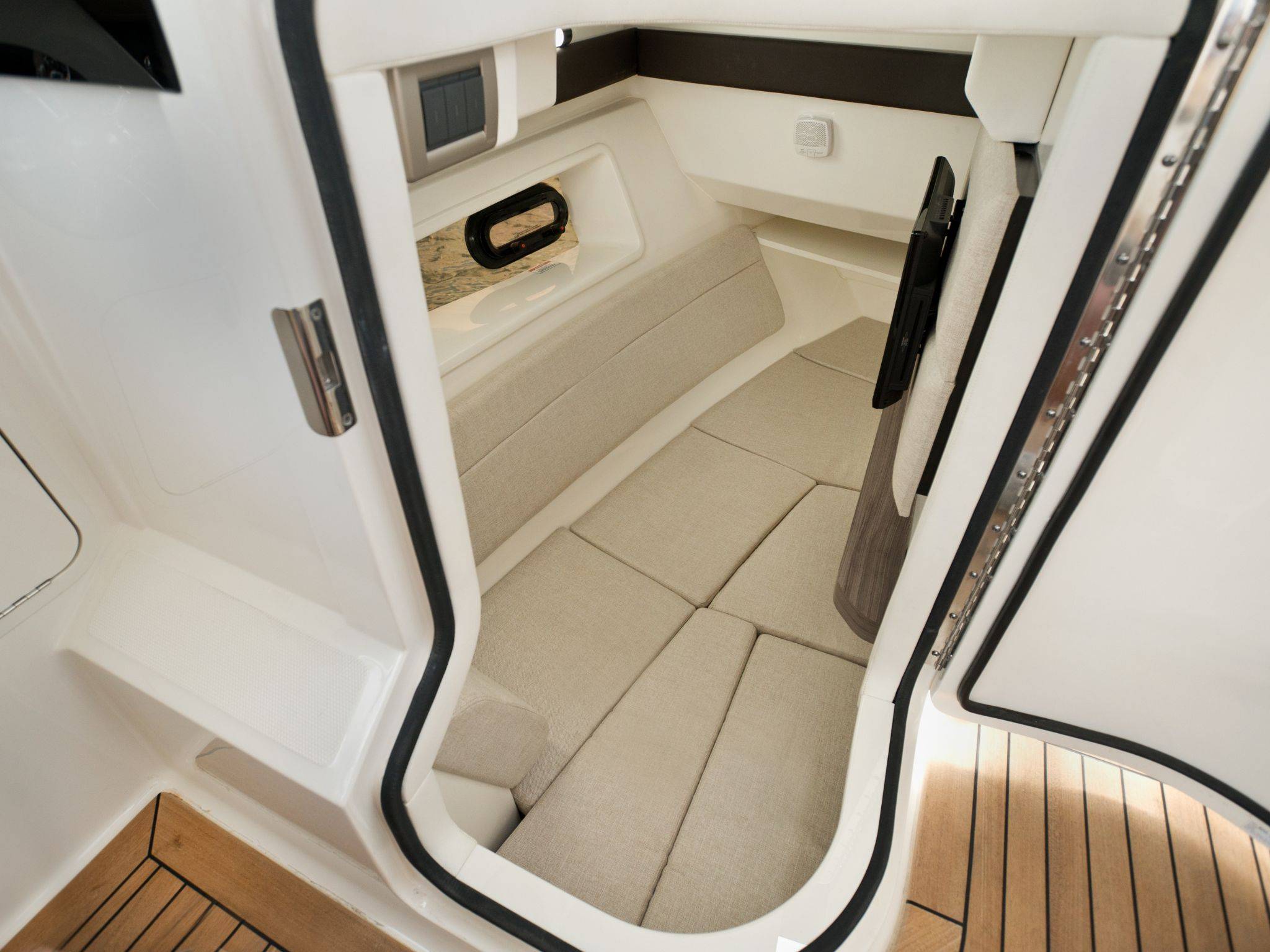 New 2026 Sea ray SLX 350 OB for Sale | Vancouver, BC | M&P Yacht Centre