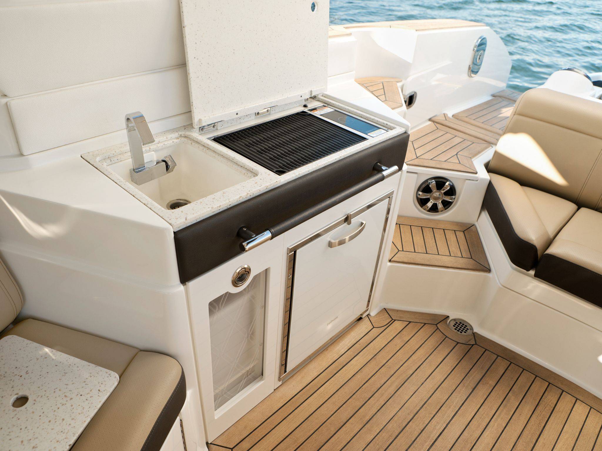 New 2026 Sea ray SLX 350 OB for Sale | Vancouver, BC | M&P Yacht Centre