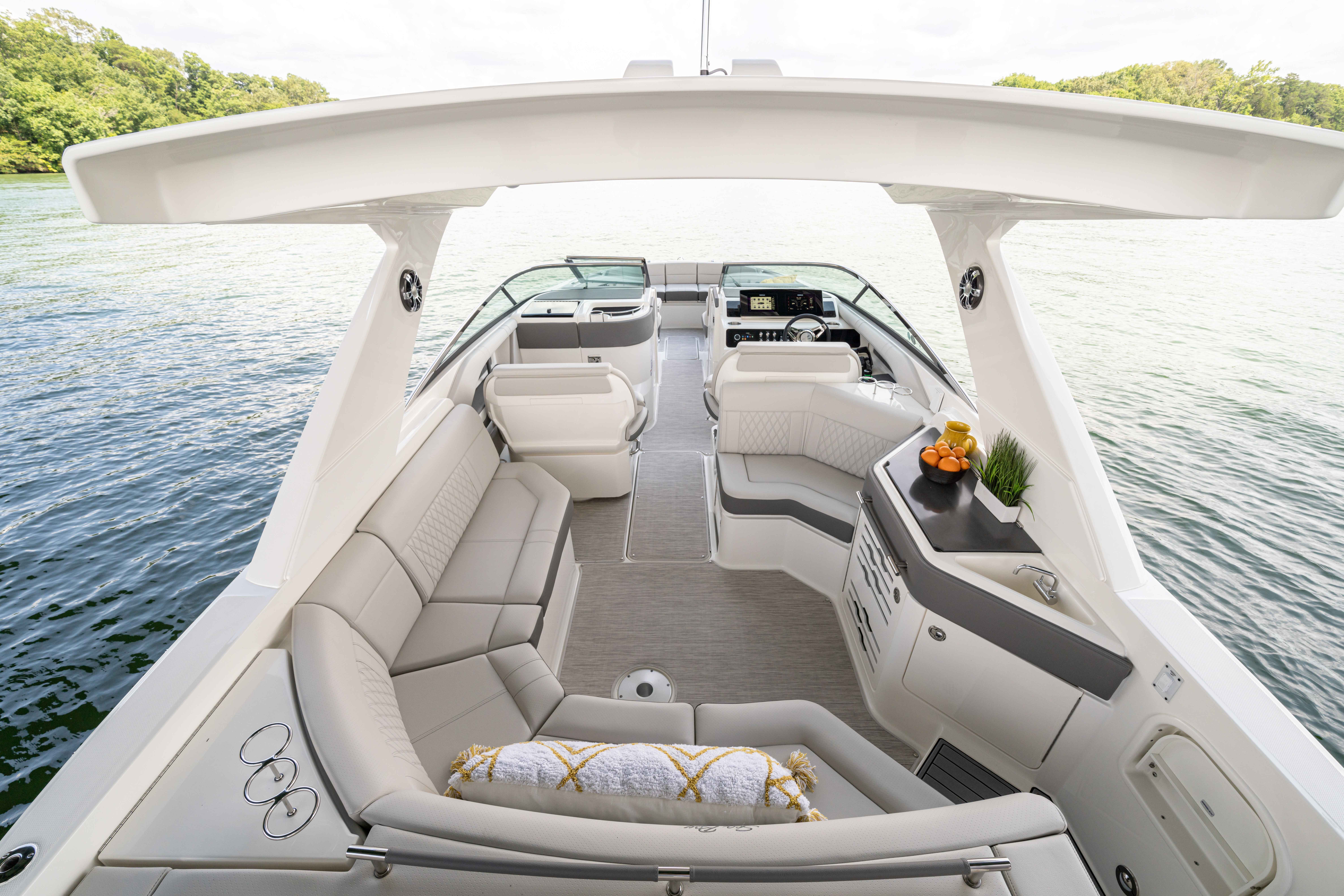 New 2026 Sea ray SLX 310 OB for Sale | Vancouver, BC | M&P Yacht Centre