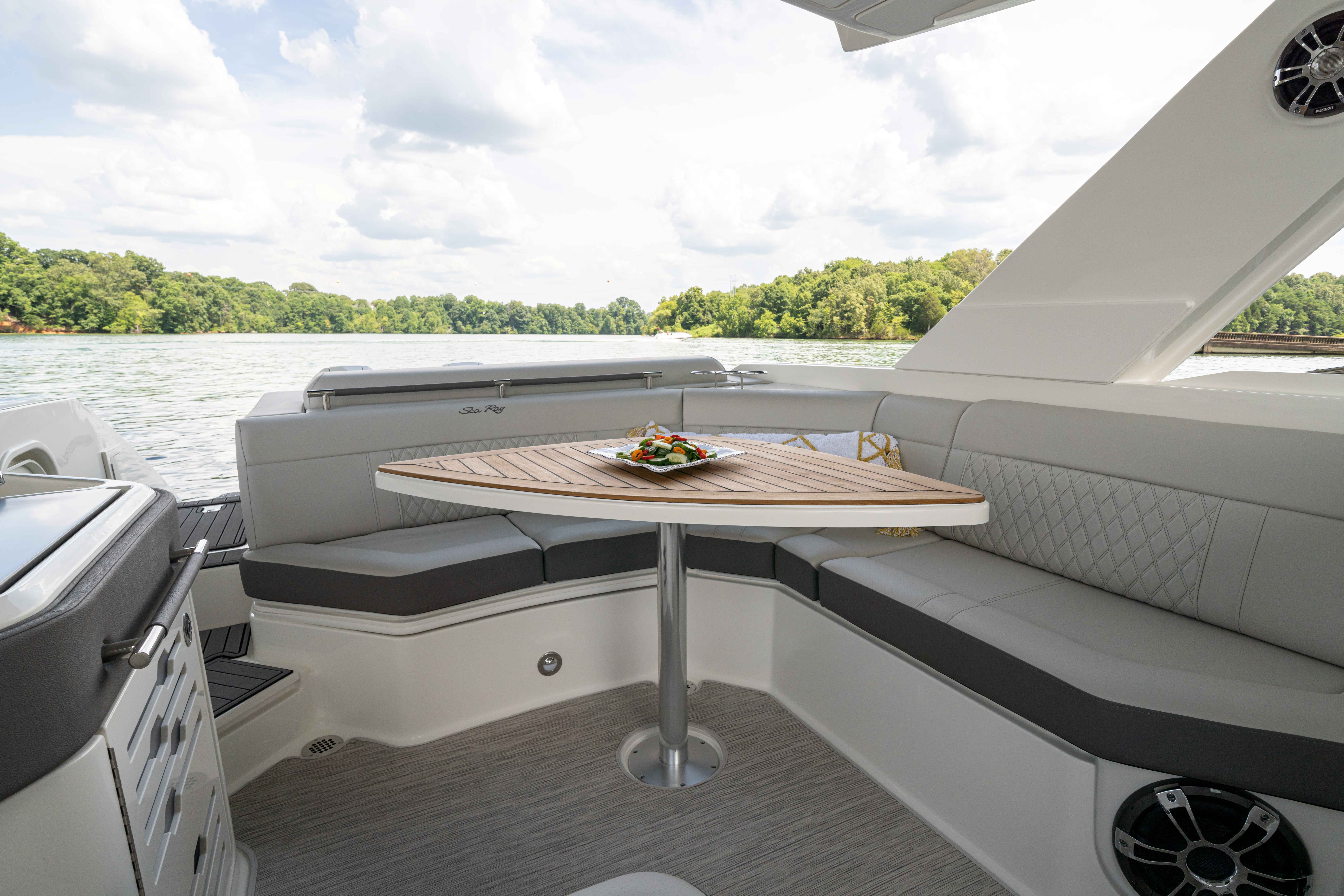 New 2026 Sea ray SLX 310 OB for Sale | Vancouver, BC | M&P Yacht Centre