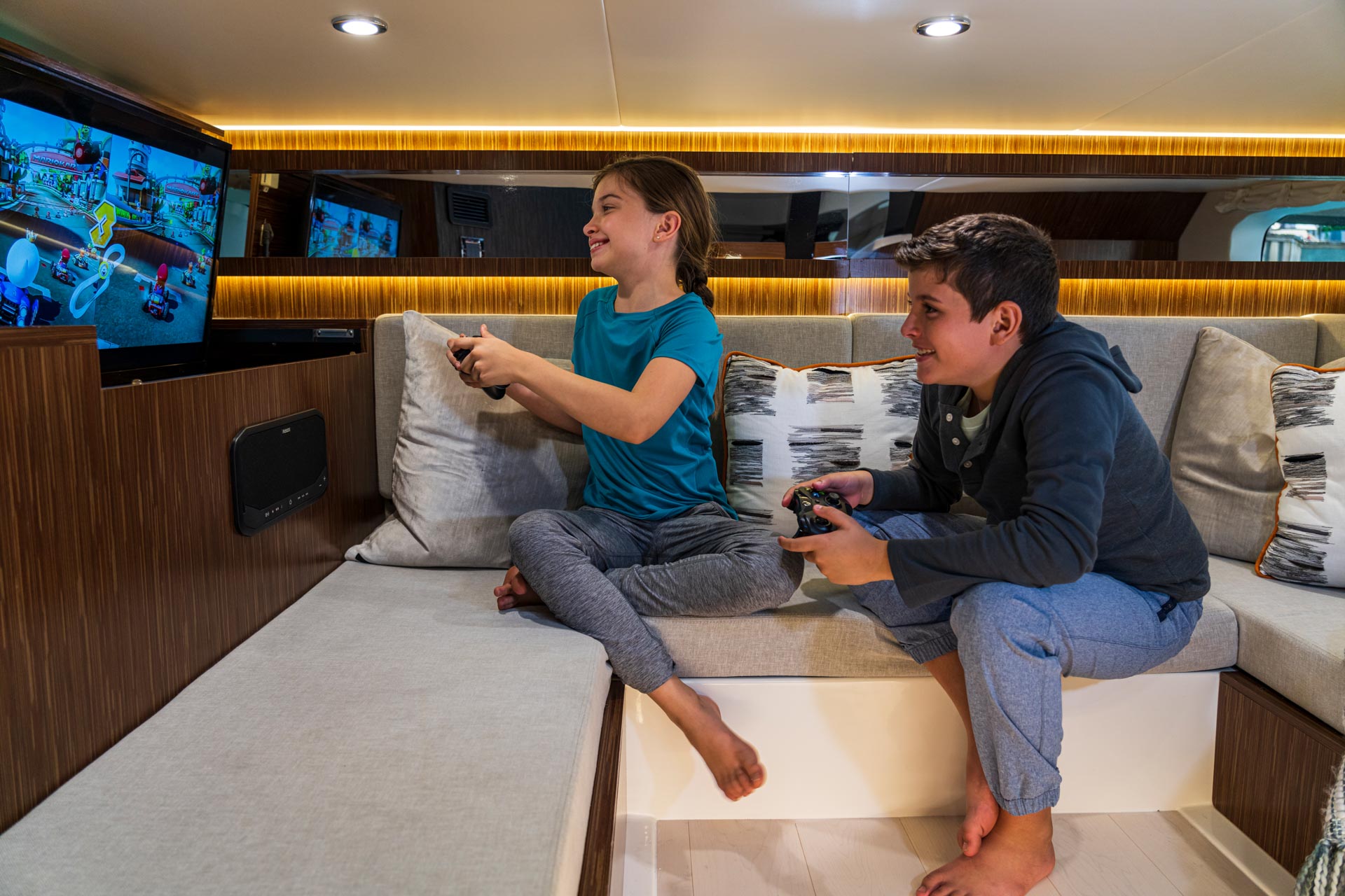 New 2026 Sea ray Sundancer 370 Outboard for Sale | Vancouver, BC | M&P Yacht Centre