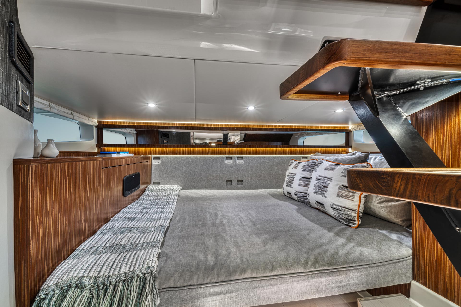 New 2026 Sea ray Sundancer 370 Outboard for Sale | Vancouver, BC | M&P Yacht Centre