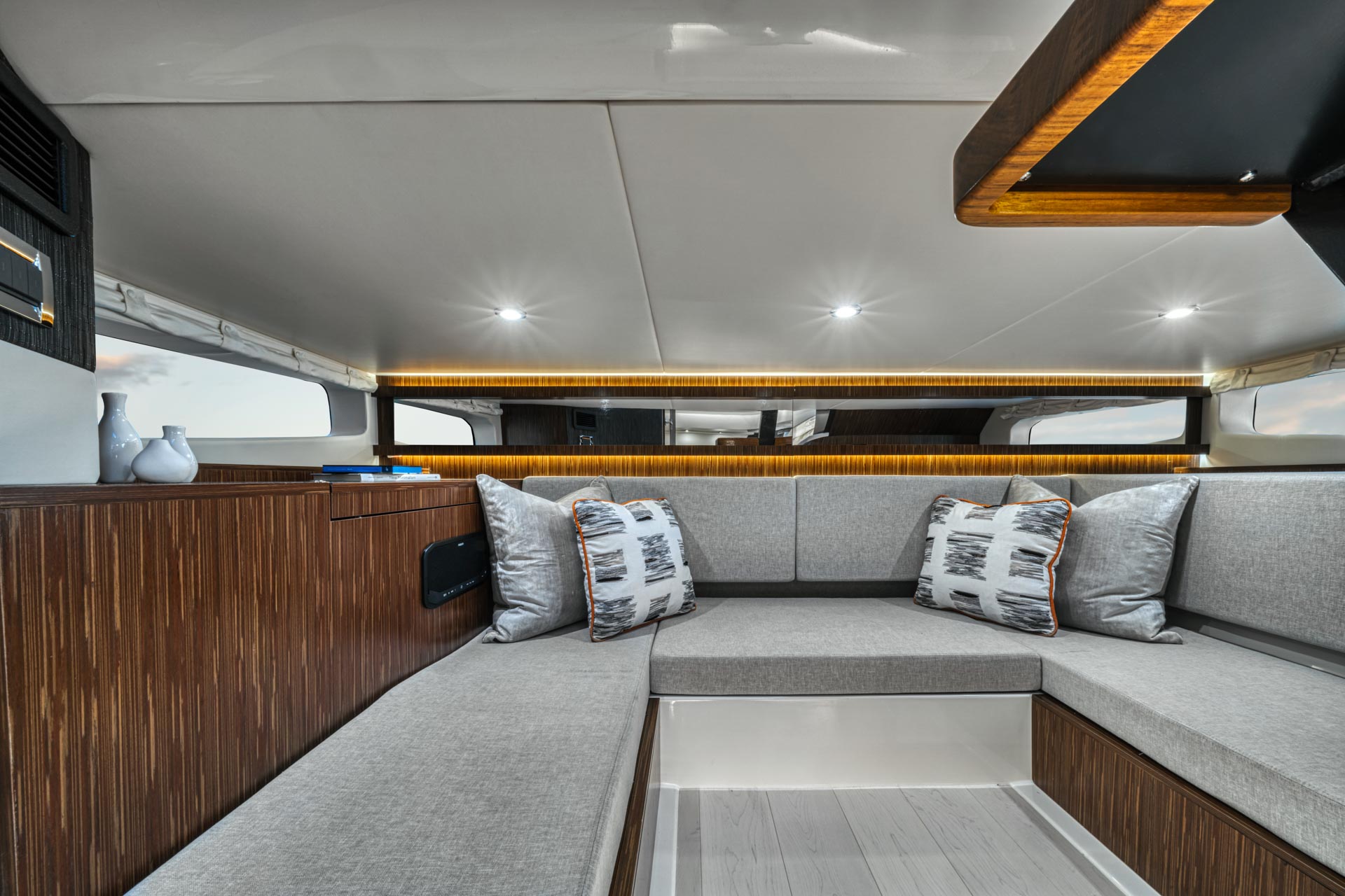 New 2026 Sea ray Sundancer 370 Outboard for Sale | Vancouver, BC | M&P Yacht Centre