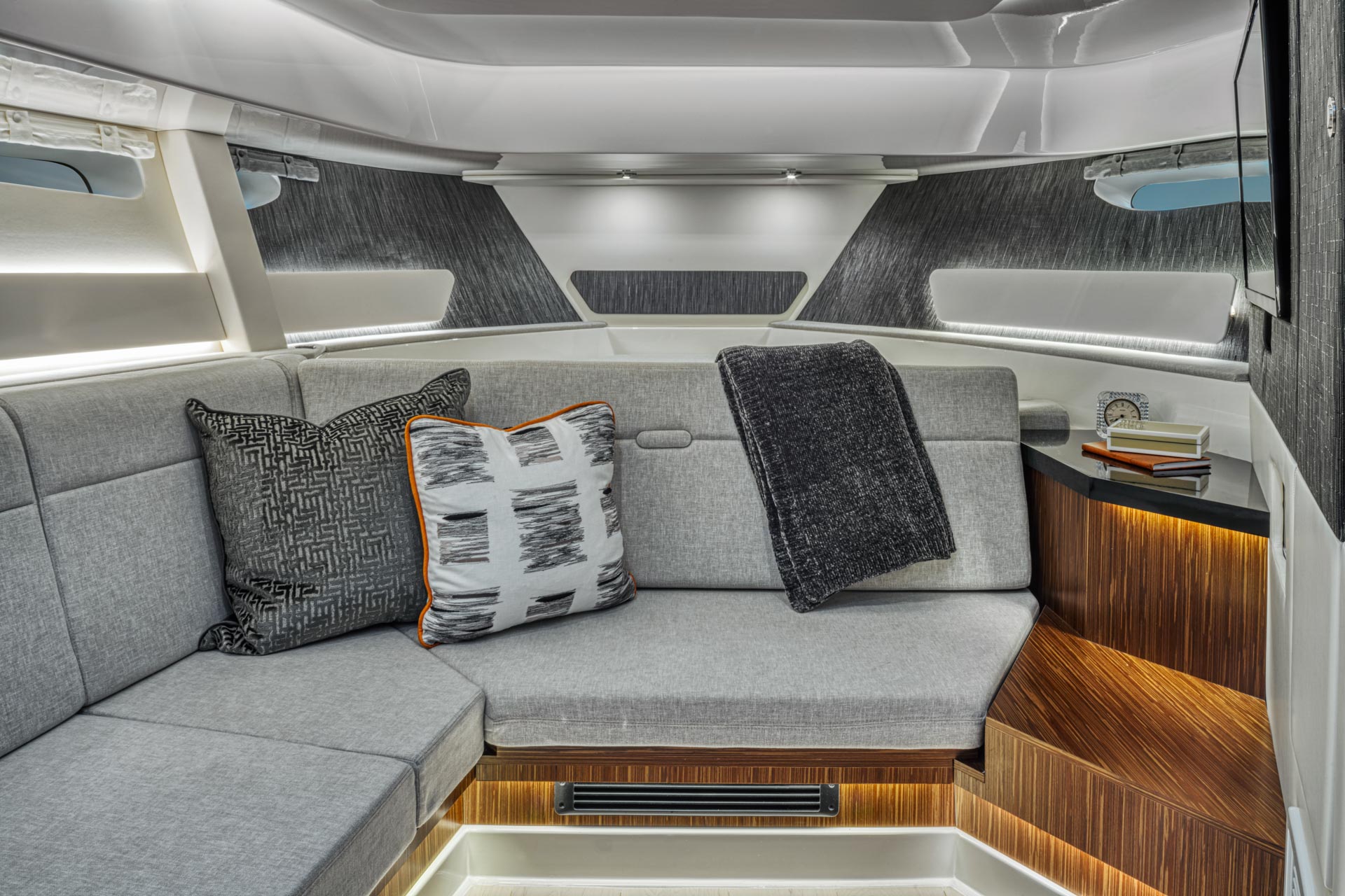 New 2026 Sea ray Sundancer 370 Outboard for Sale | Vancouver, BC | M&P Yacht Centre