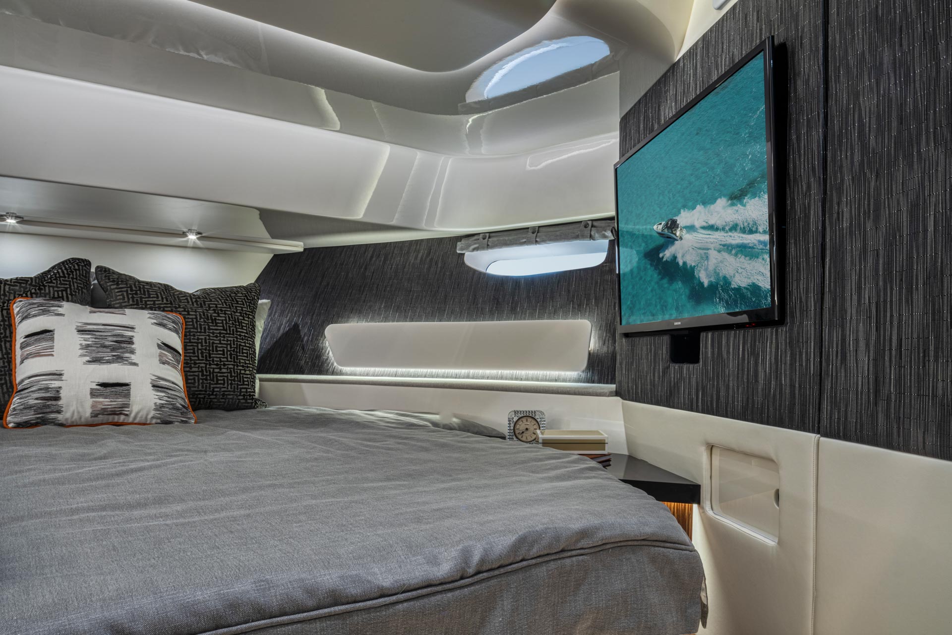 New 2026 Sea ray Sundancer 370 Outboard for Sale | Vancouver, BC | M&P Yacht Centre