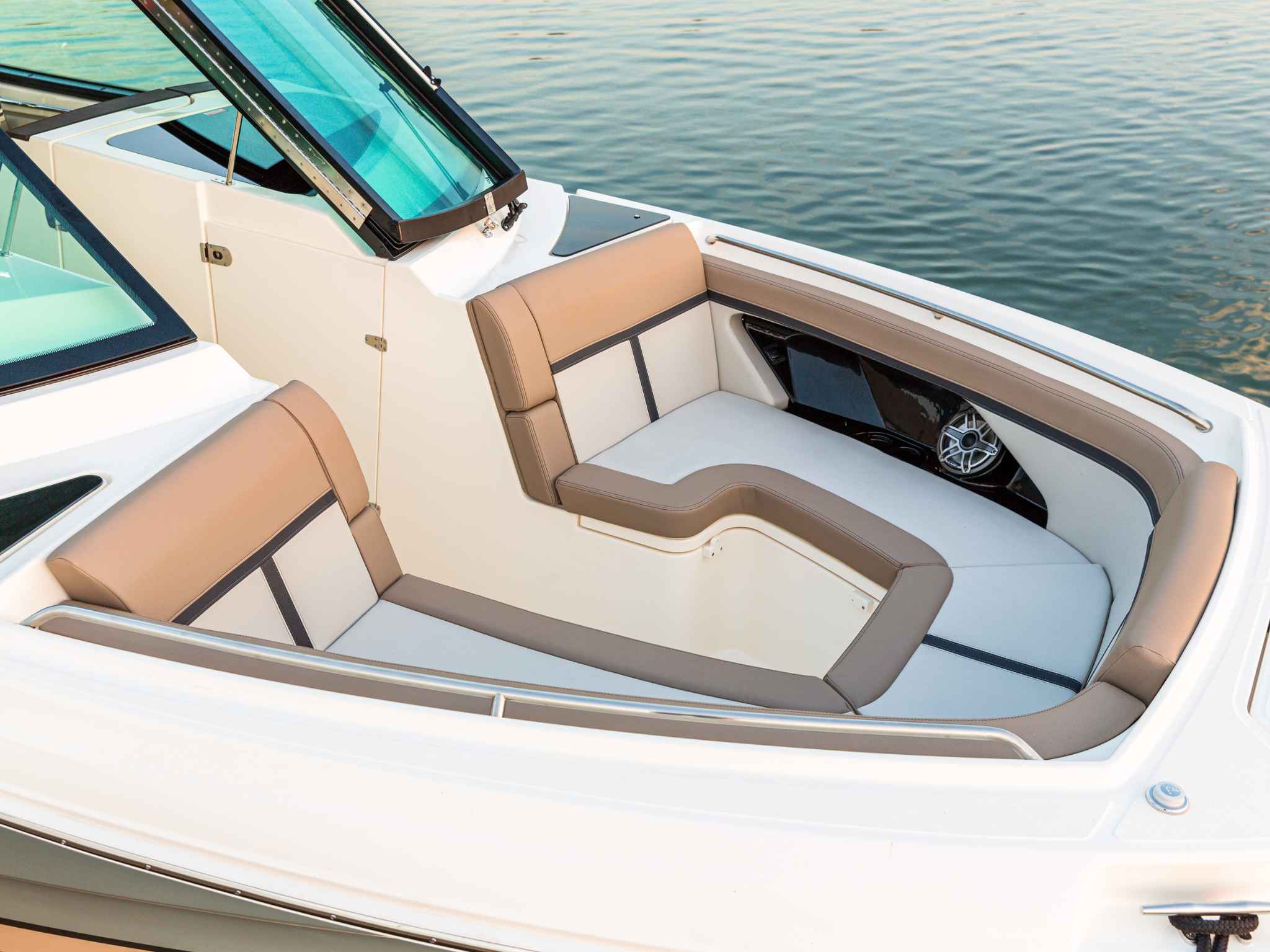 New 2026 Boston whaler 330 Vantage for Sale | Vancouver, BC | M&P Yacht Centre