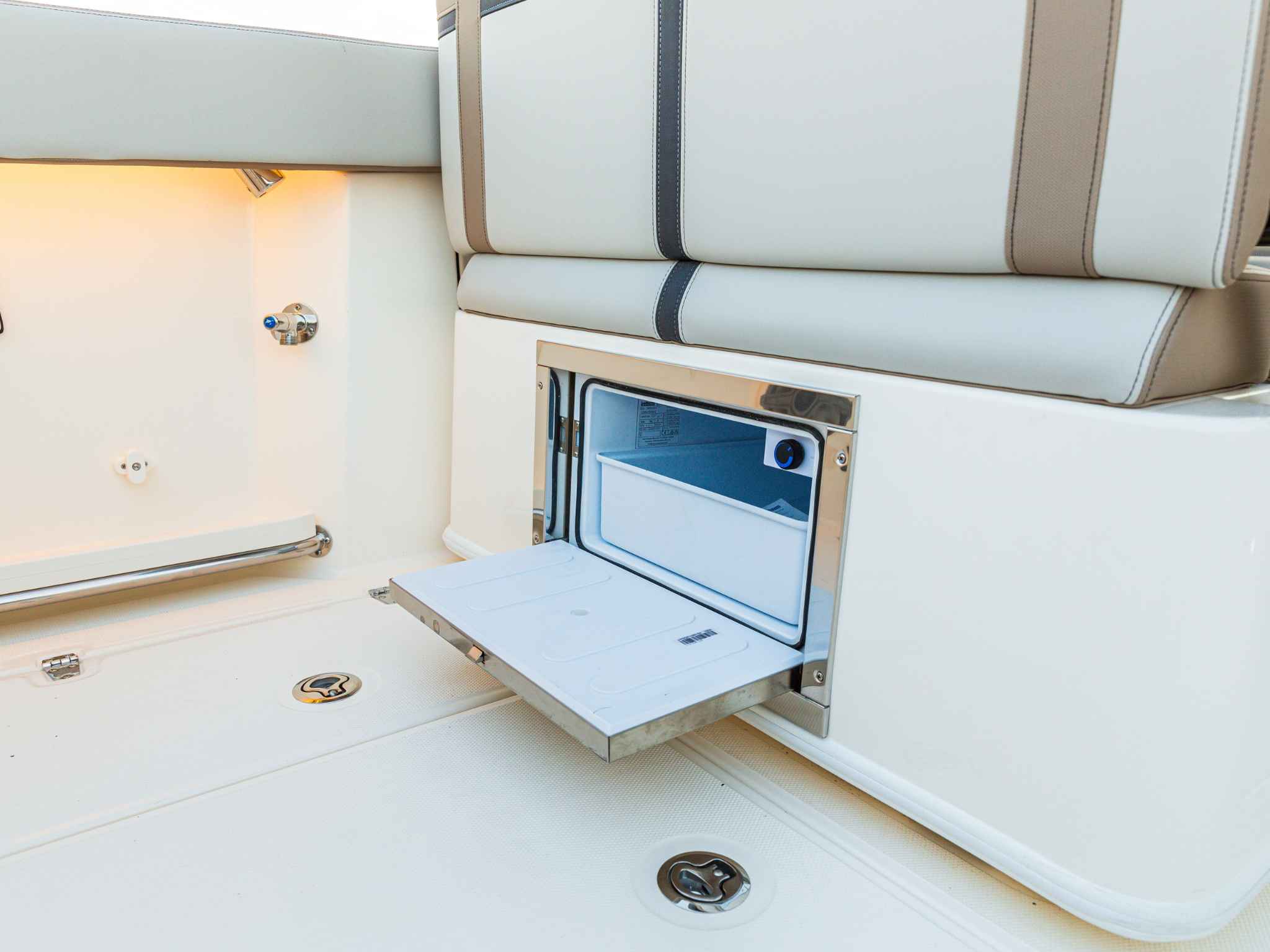 New 2026 Boston whaler 330 Vantage for Sale | Vancouver, BC | M&P Yacht Centre