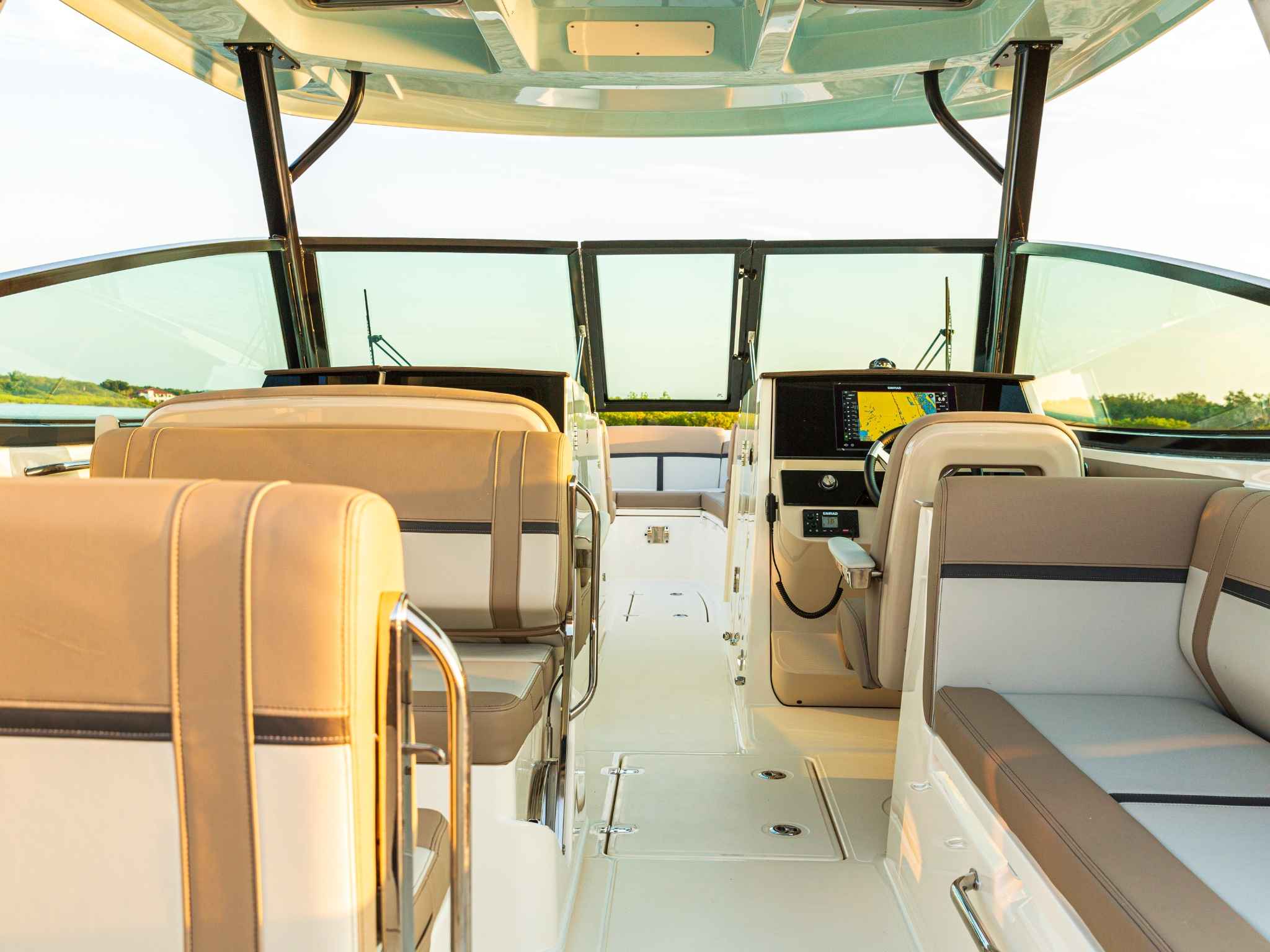 New 2026 Boston whaler 330 Vantage for Sale | Vancouver, BC | M&P Yacht Centre