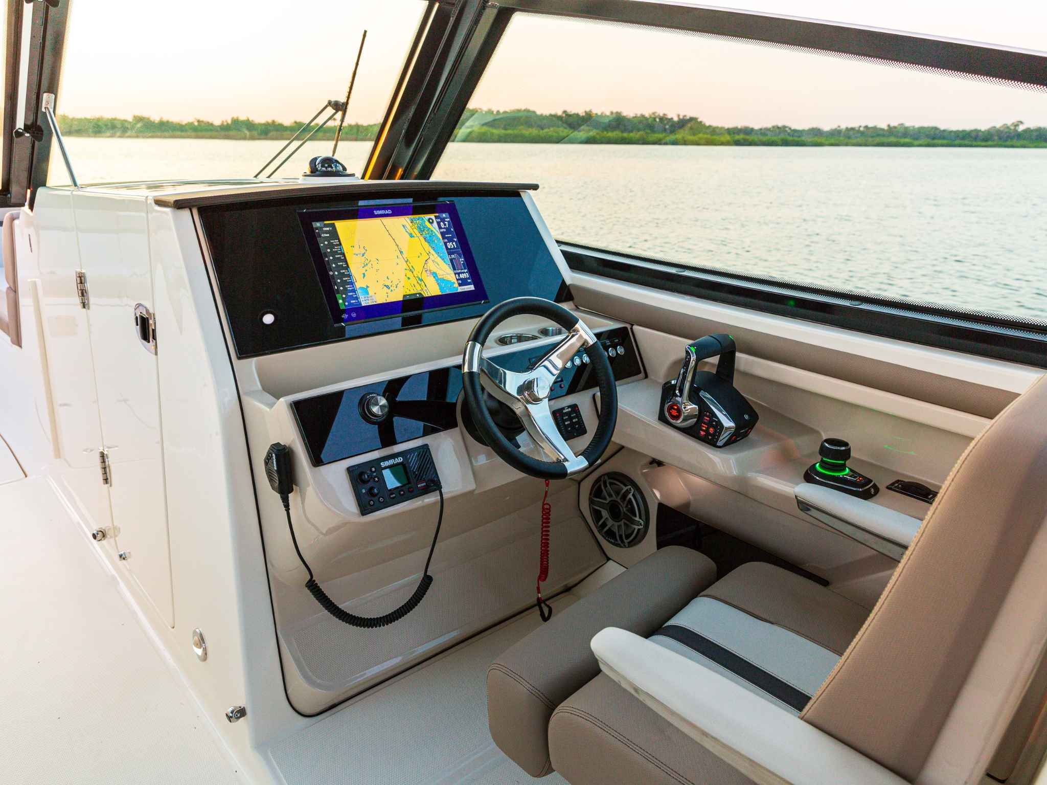 New 2026 Boston whaler 330 Vantage for Sale | Vancouver, BC | M&P Yacht Centre