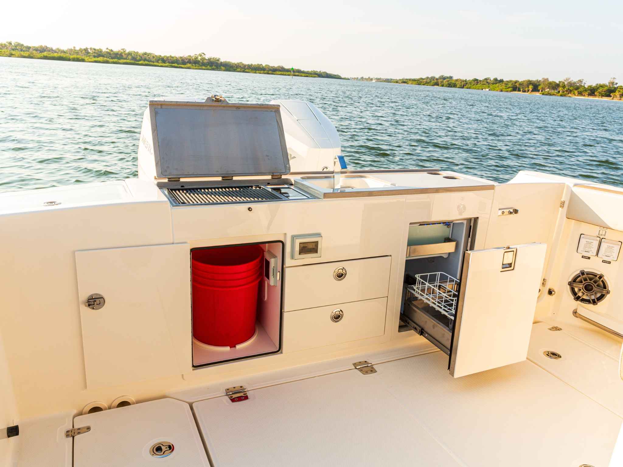 New 2026 Boston whaler 330 Vantage for Sale | Vancouver, BC | M&P Yacht Centre