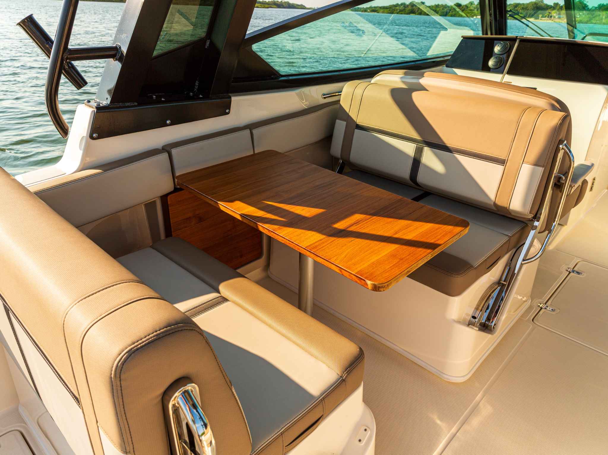 New 2026 Boston whaler 330 Vantage for Sale | Vancouver, BC | M&P Yacht Centre