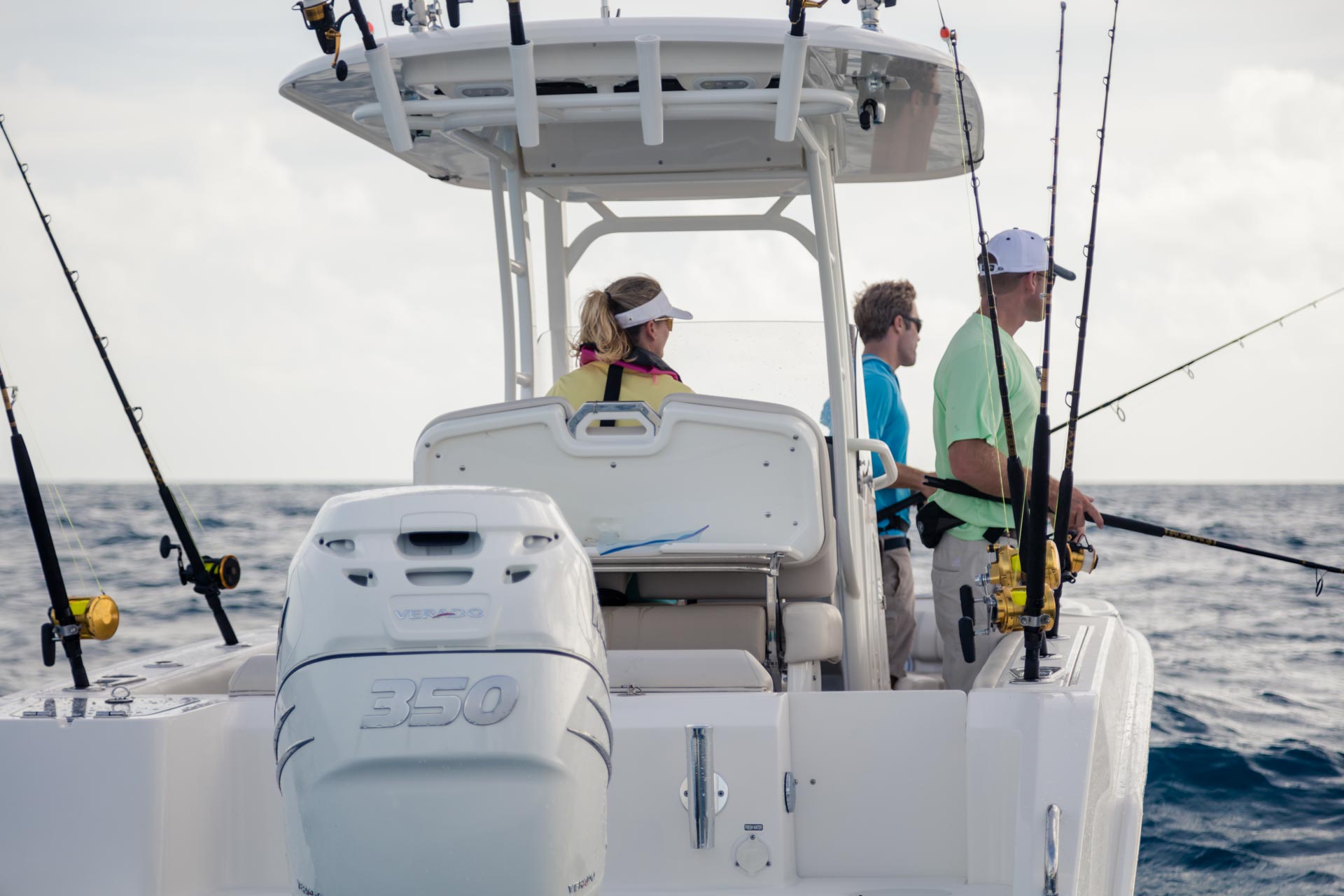 2026 Boston Whaler 230 Outrage -12