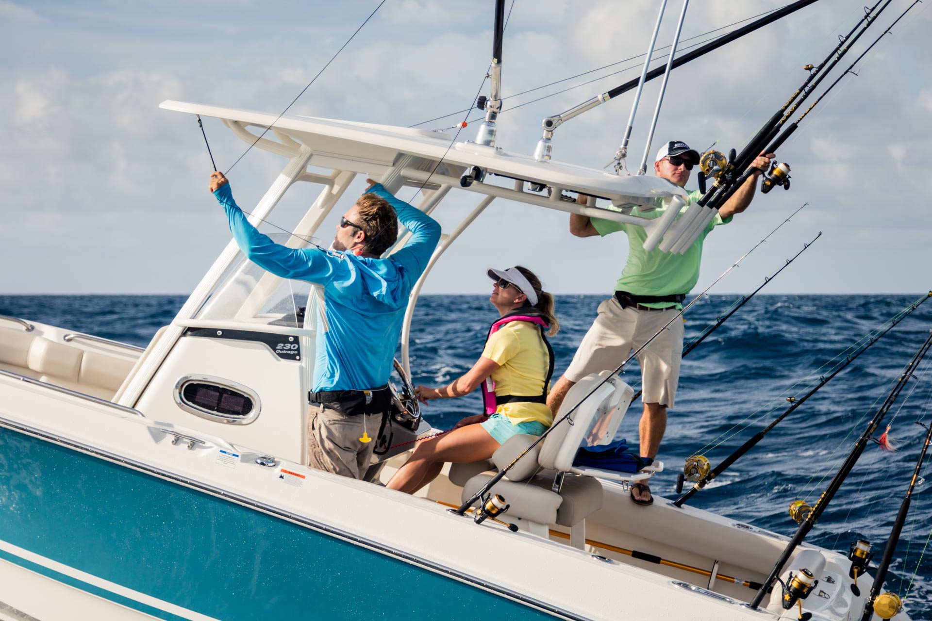 2026 Boston Whaler 230 Outrage -13