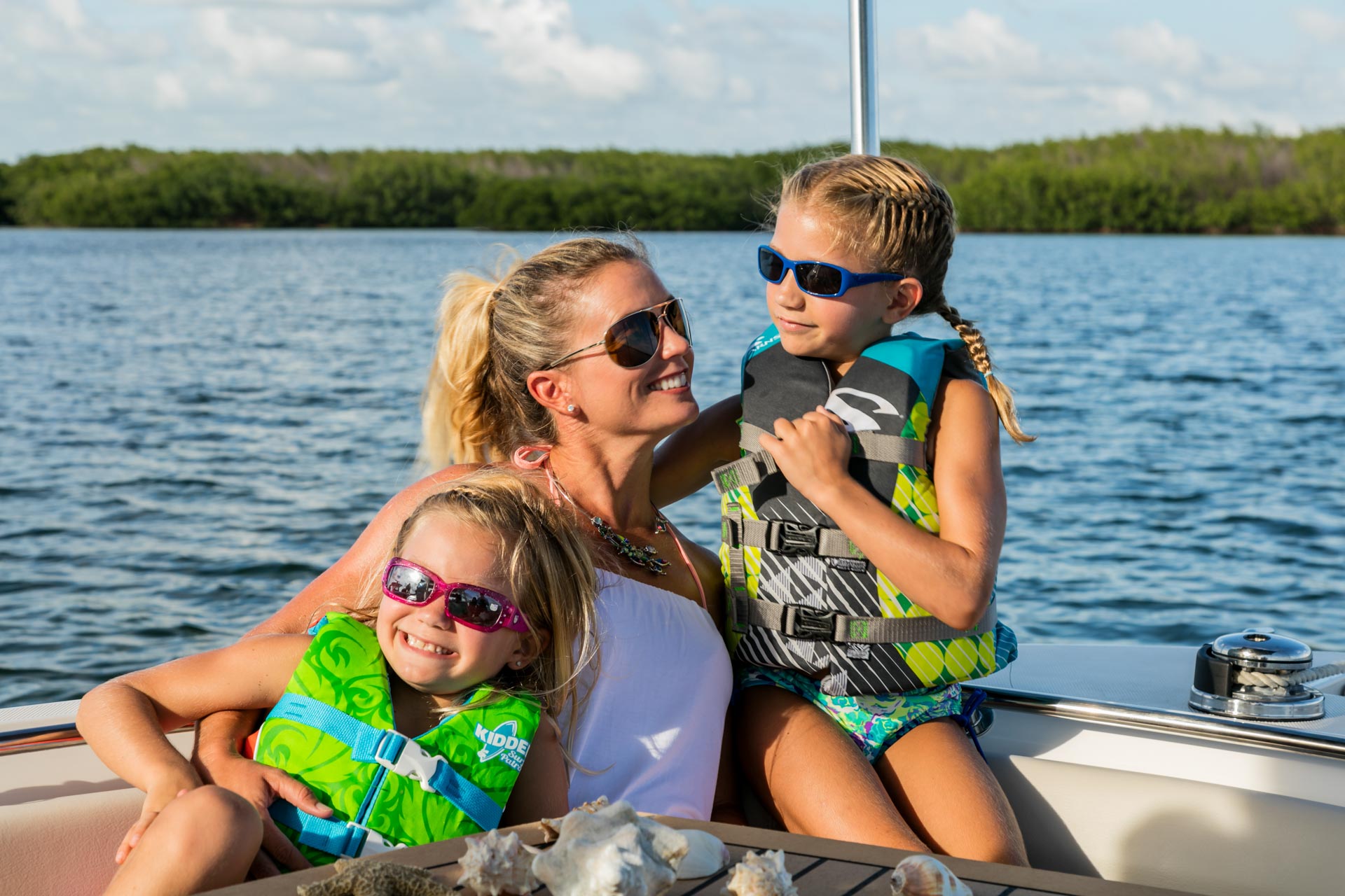 2026 Boston Whaler 230 Outrage -38