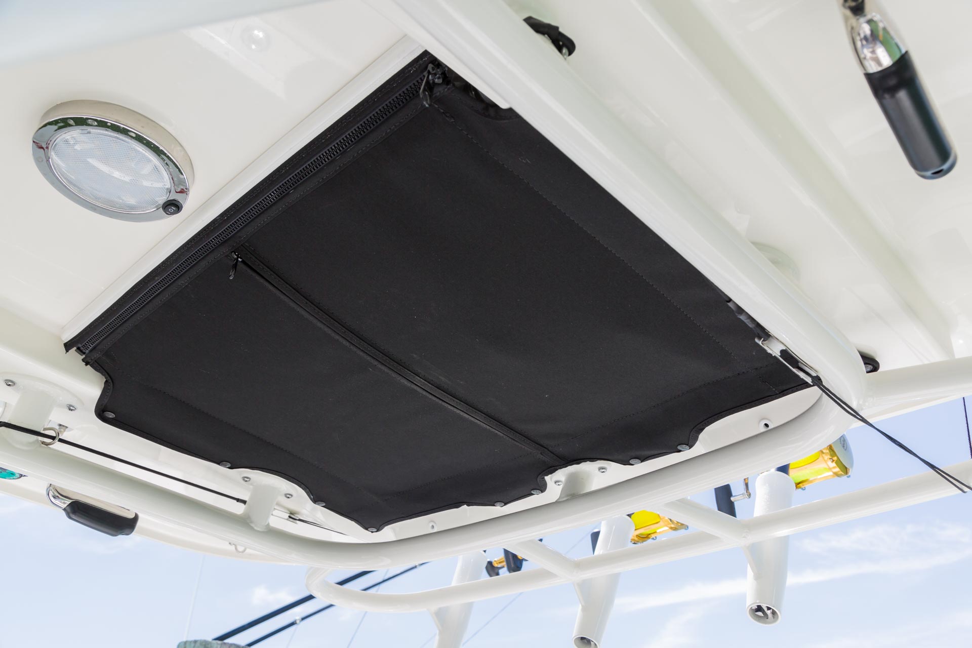 2026 Boston Whaler 230 Outrage -49