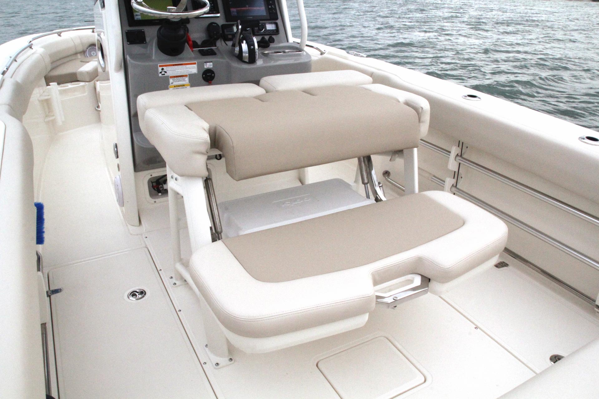2026 Boston Whaler 230 Outrage -53