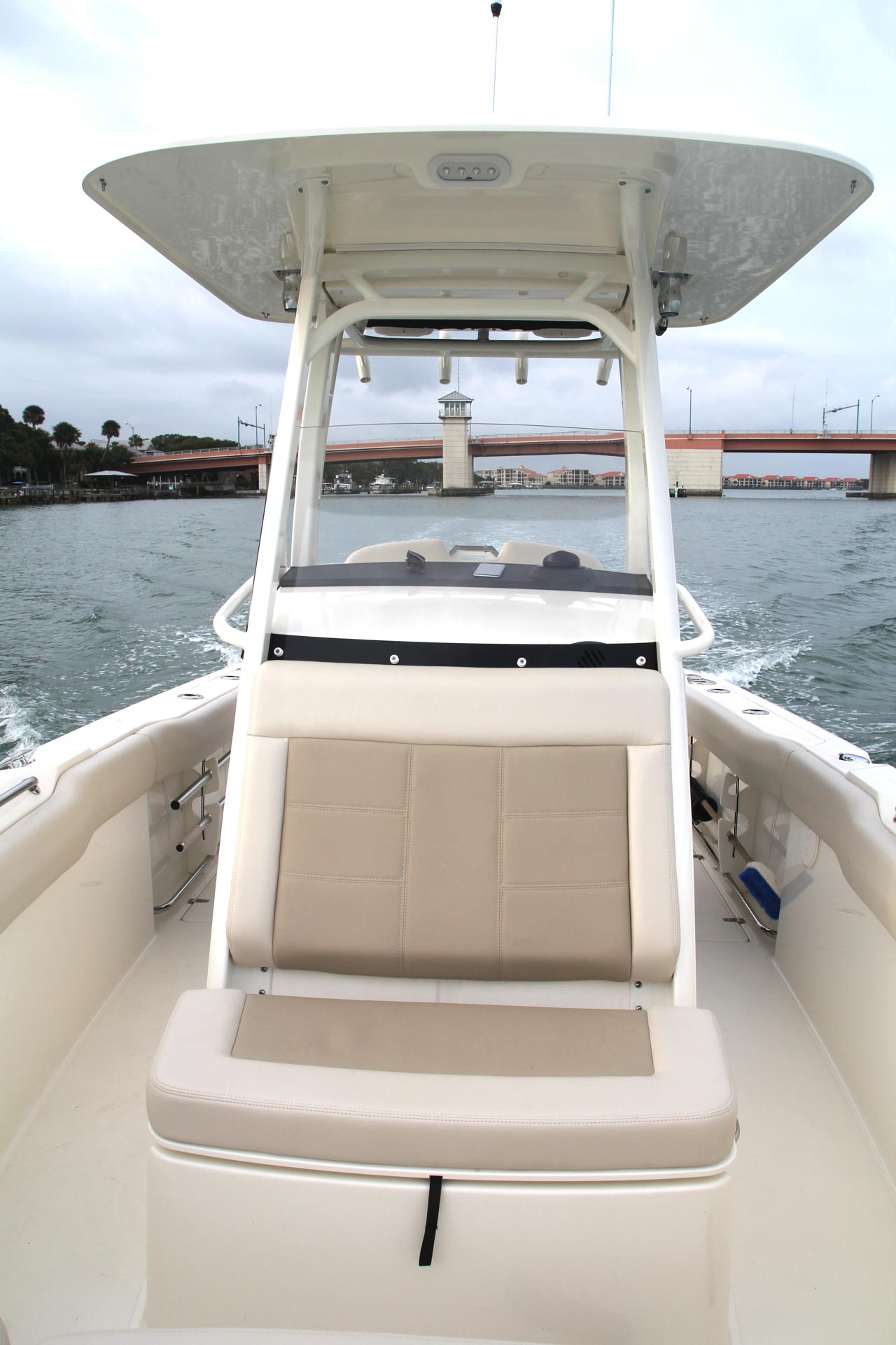 2026 Boston Whaler 230 Outrage -67
