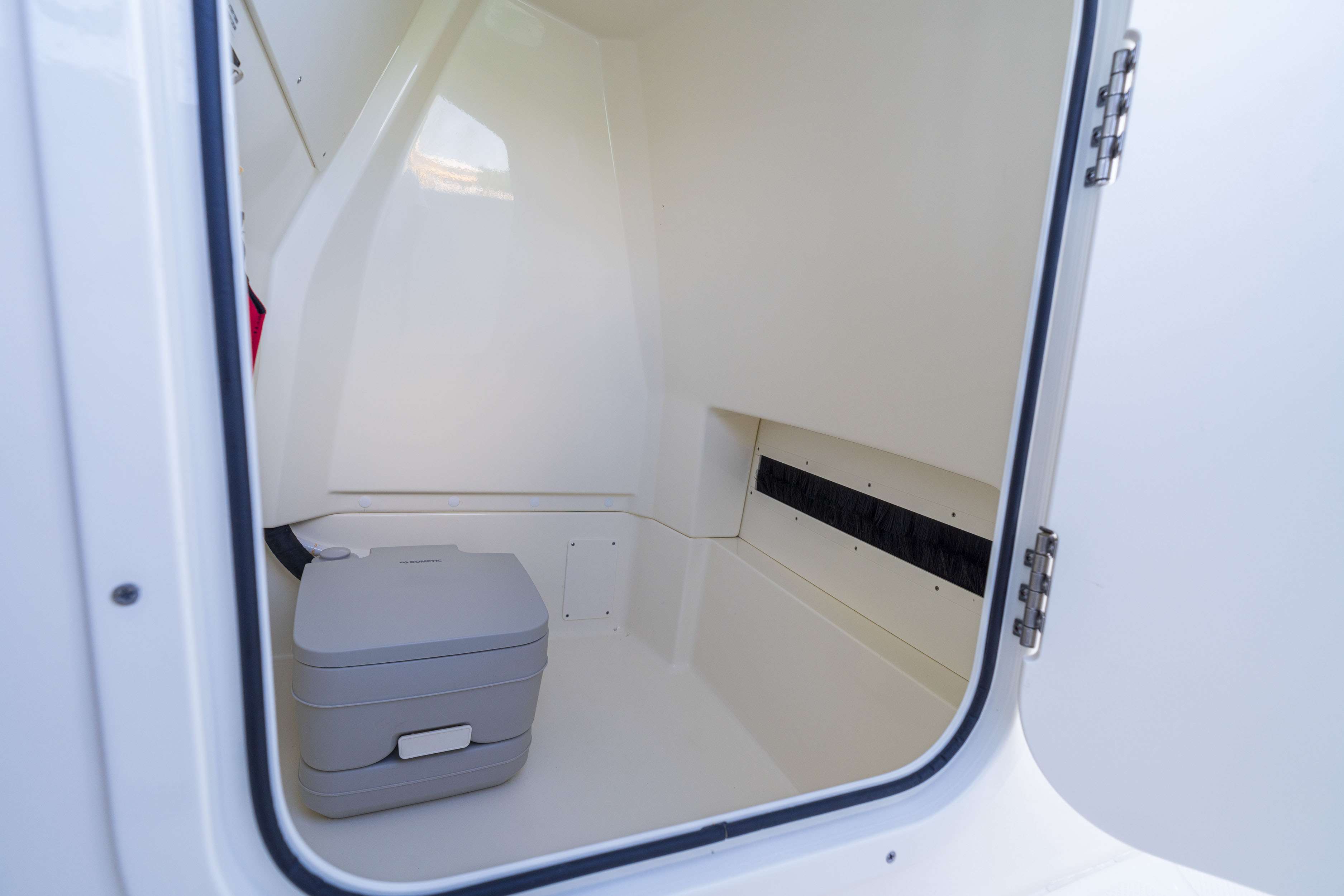 2026 Boston Whaler 250 Dauntless-17