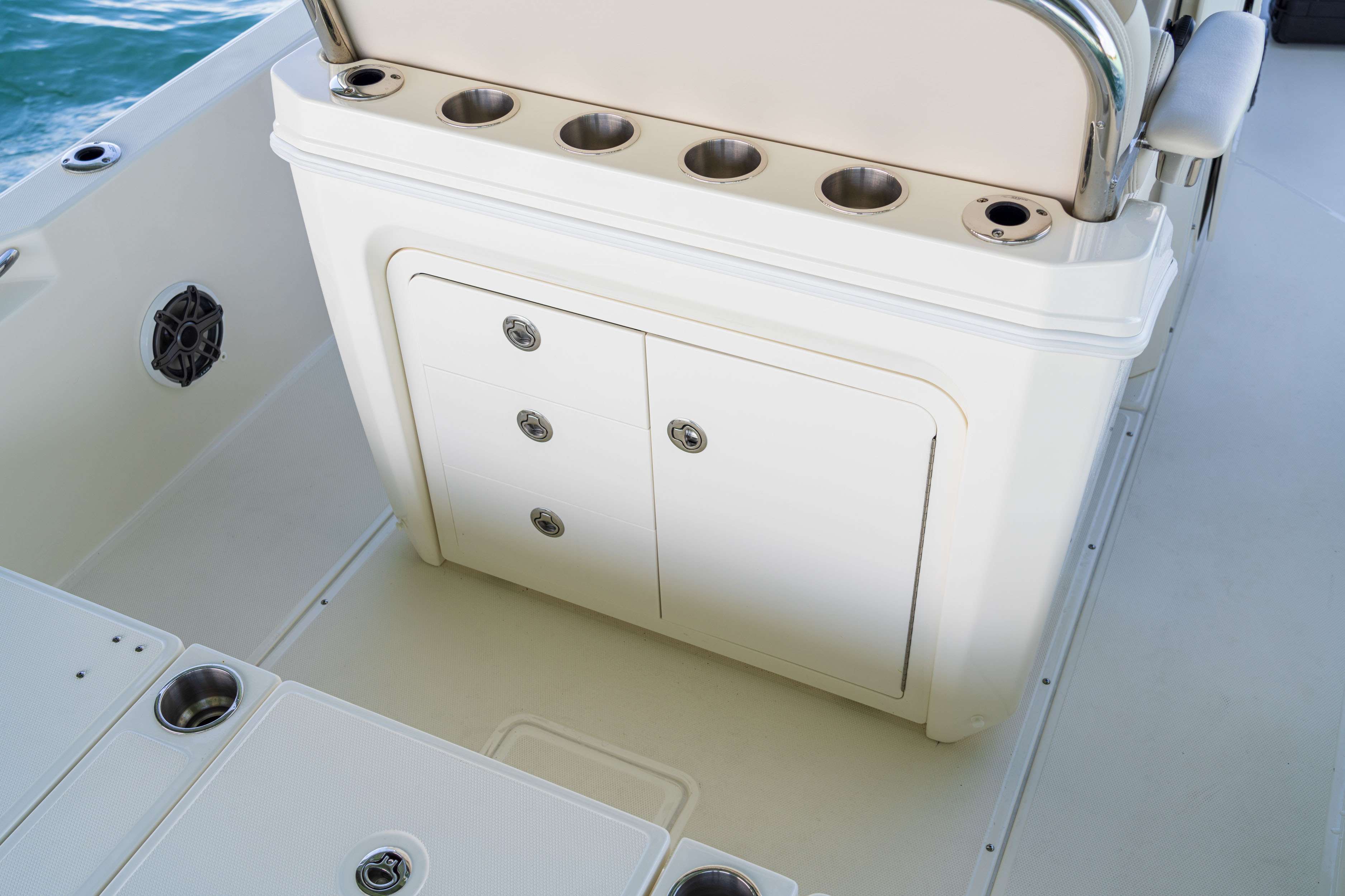 2026 Boston Whaler 250 Dauntless-11