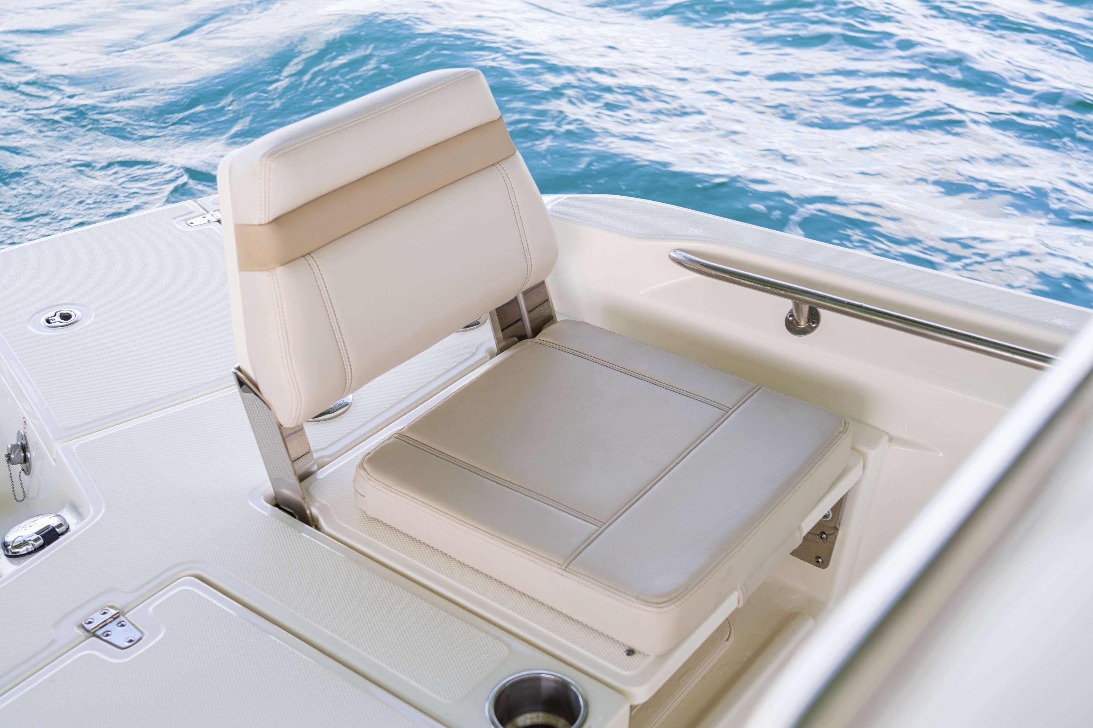 2026 Boston Whaler 250 Dauntless-12
