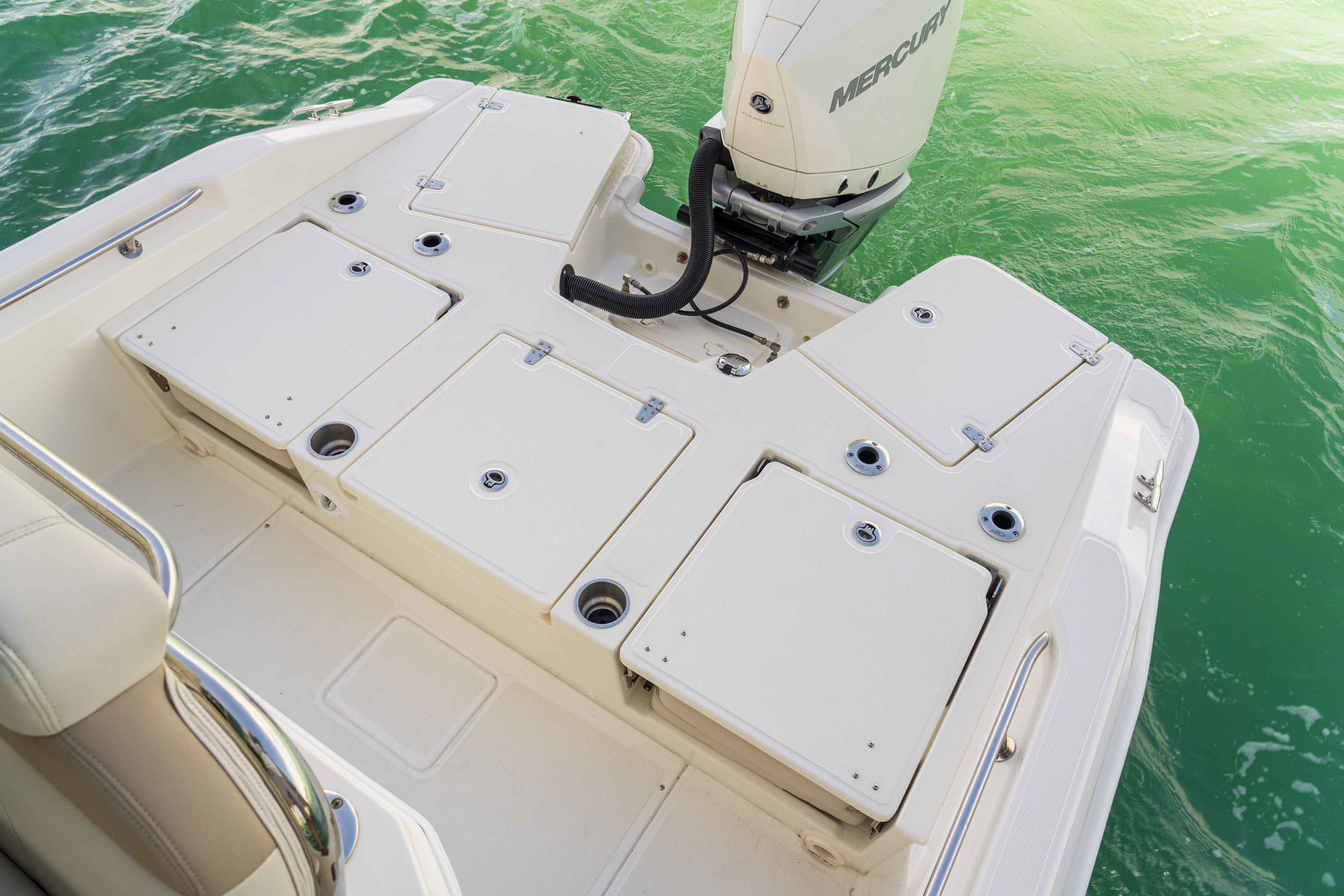 2026 Boston Whaler 250 Dauntless-18
