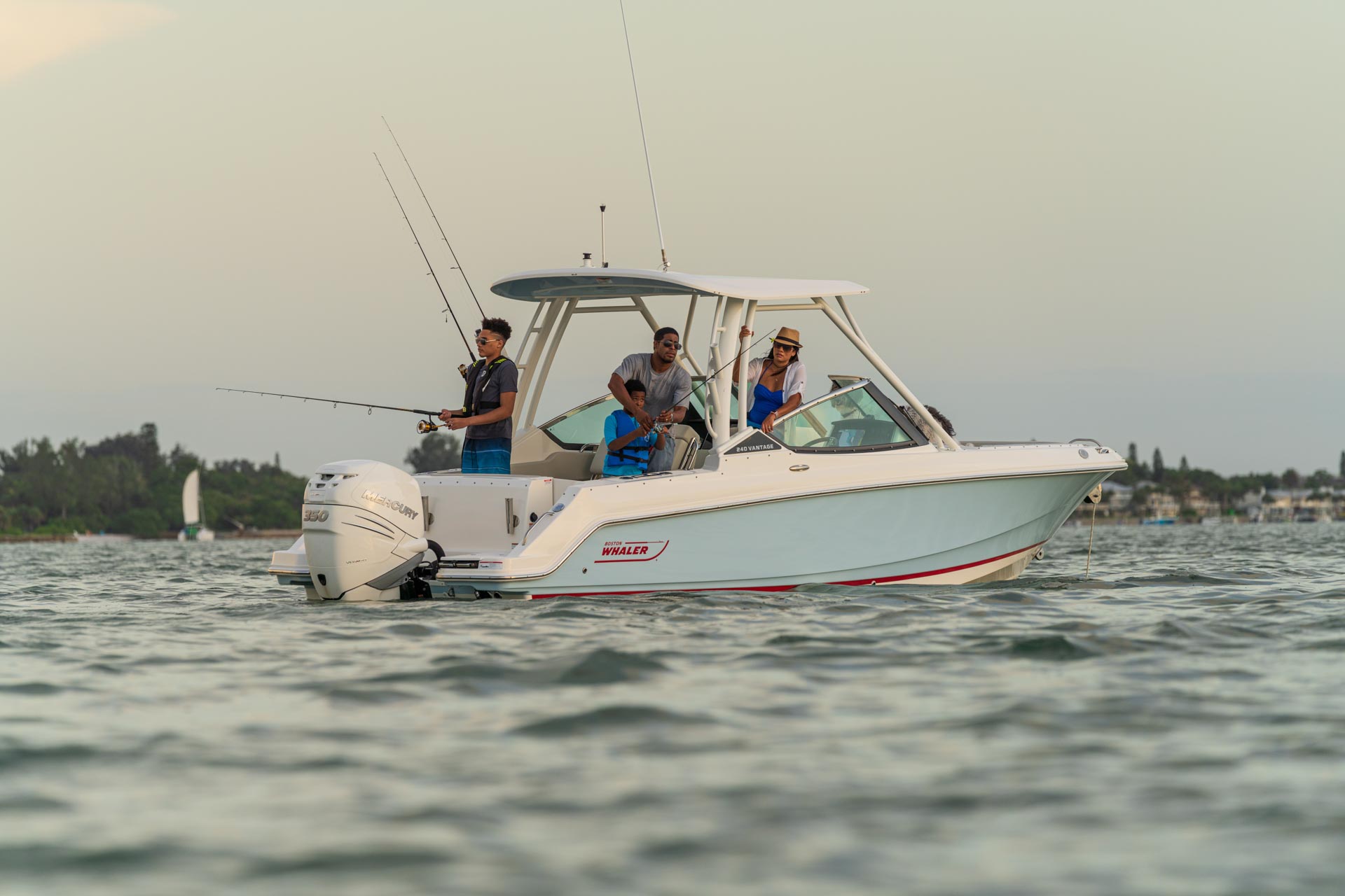 2026 Boston Whaler 240 Vantage -12