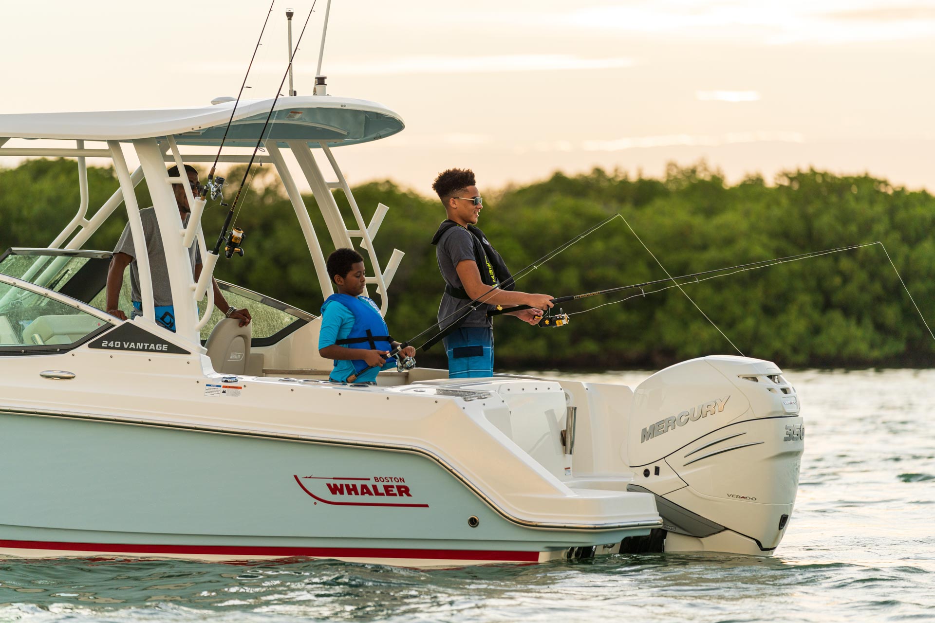 2026 Boston Whaler 240 Vantage -14