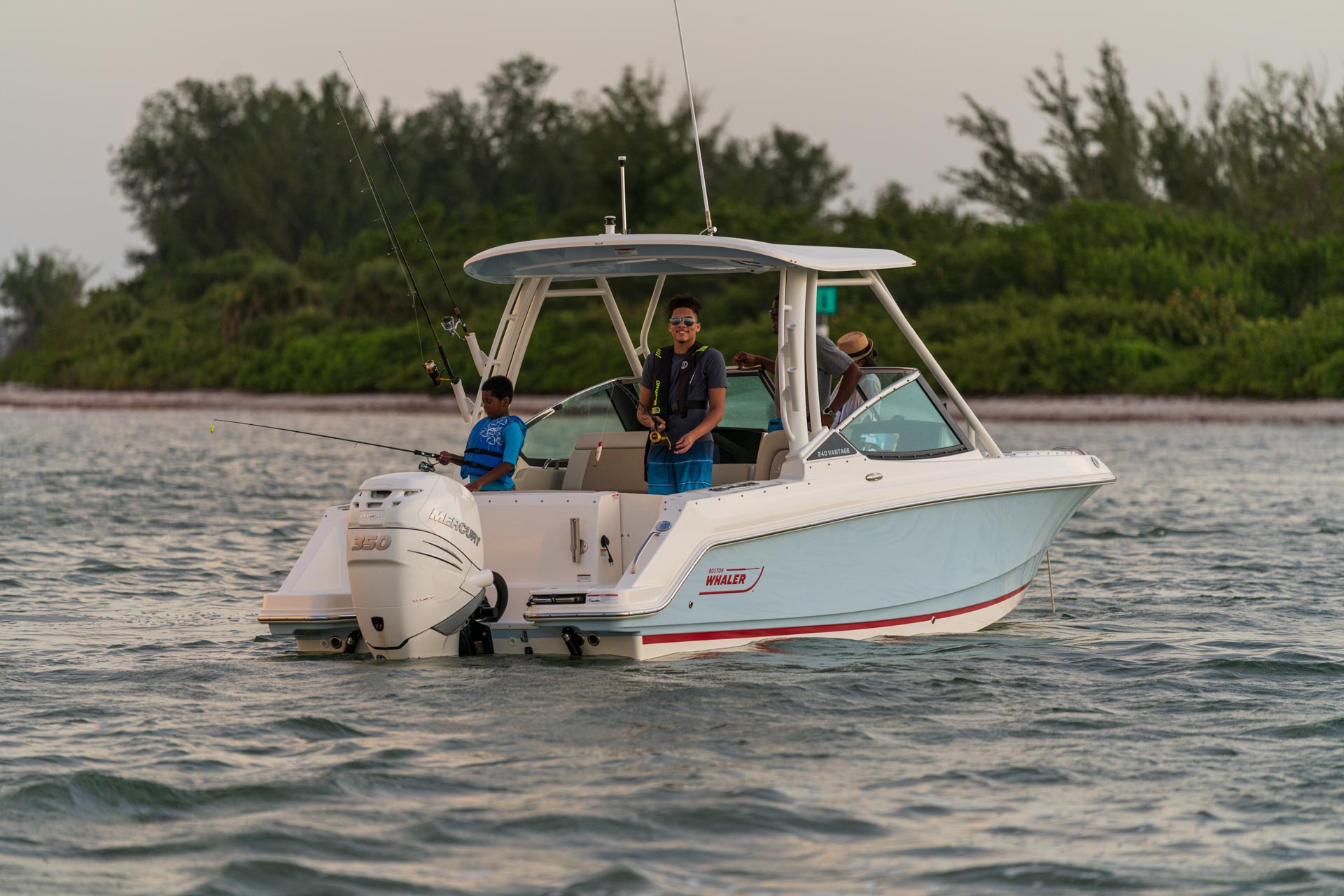 2026 Boston Whaler 240 Vantage -15
