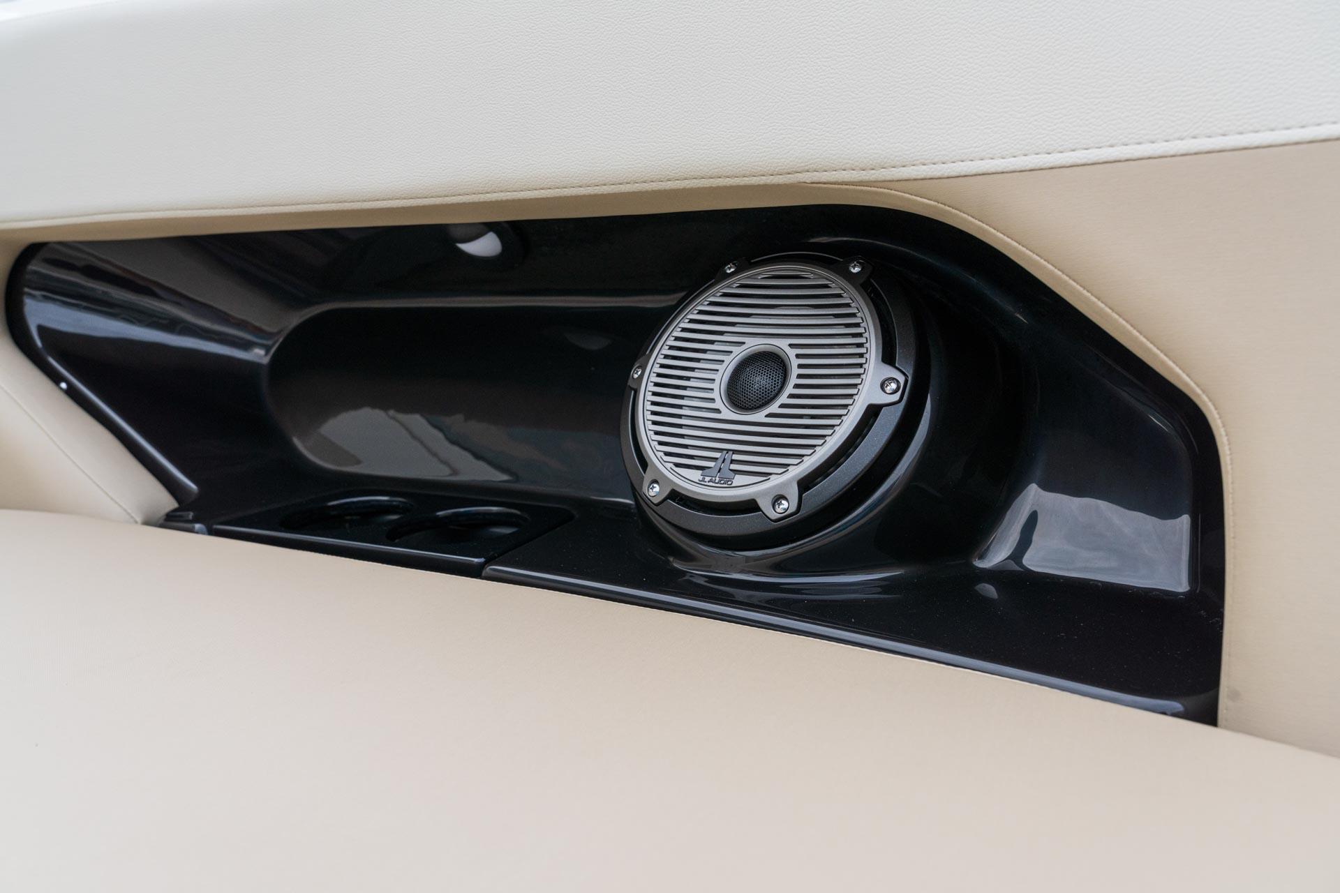 2026 Boston Whaler 240 Vantage -24