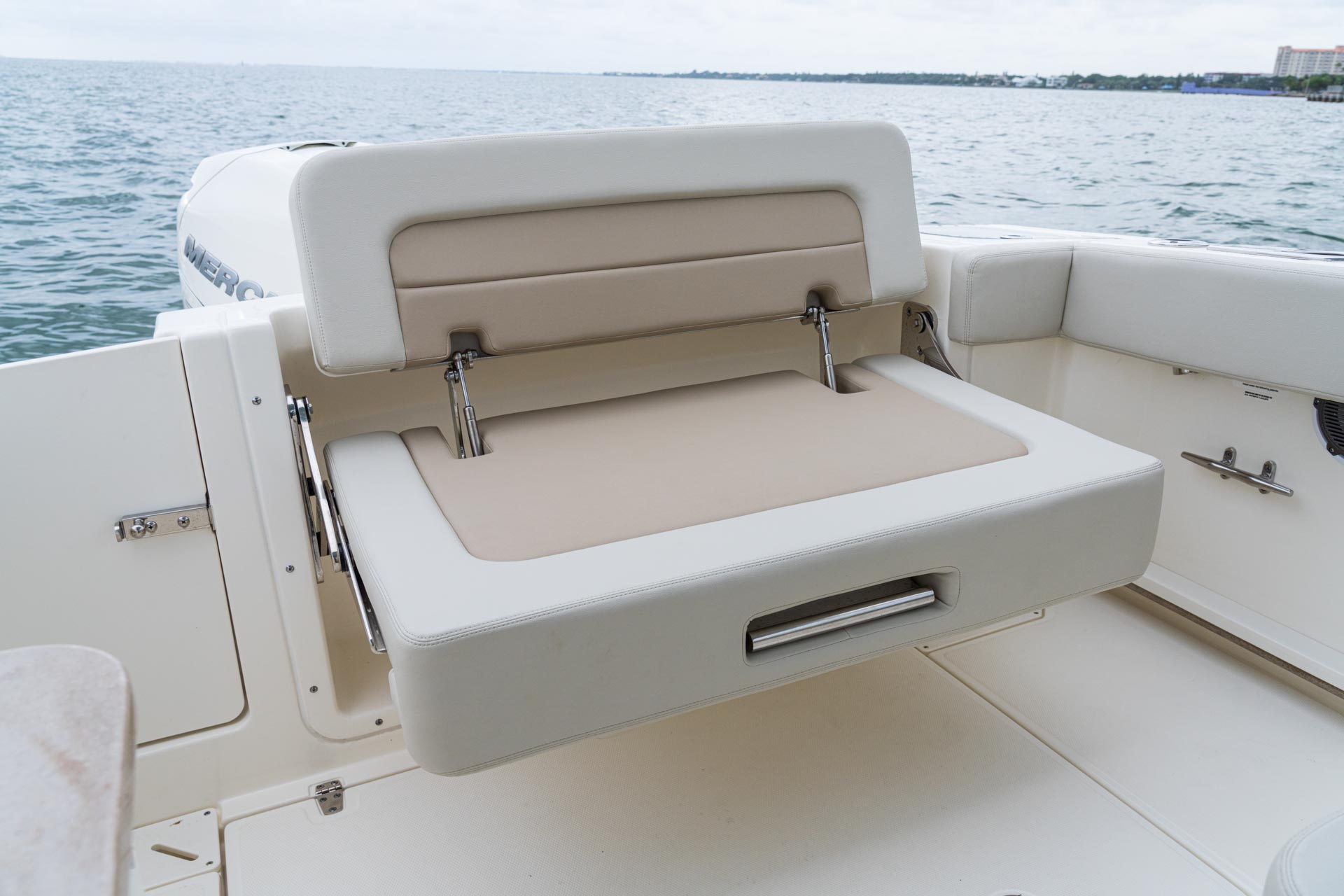 2026 Boston Whaler 240 Vantage -31