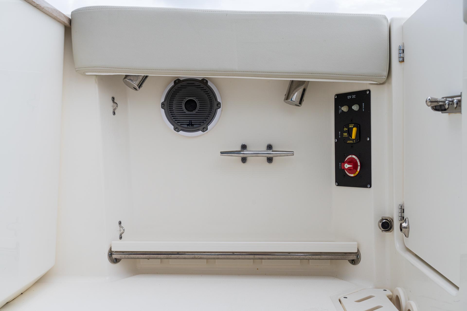 2026 Boston Whaler 240 Vantage -33