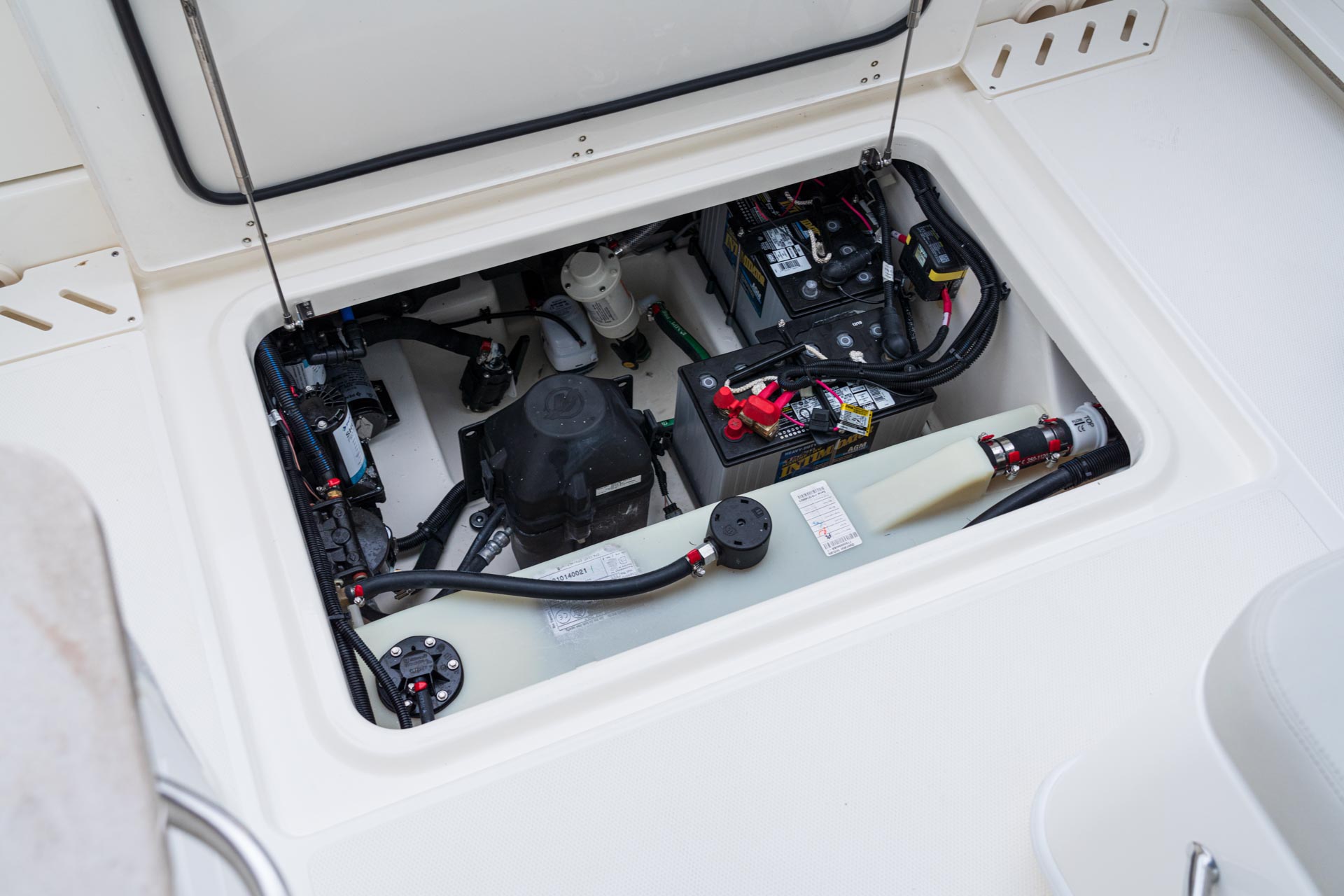 2026 Boston Whaler 240 Vantage -34