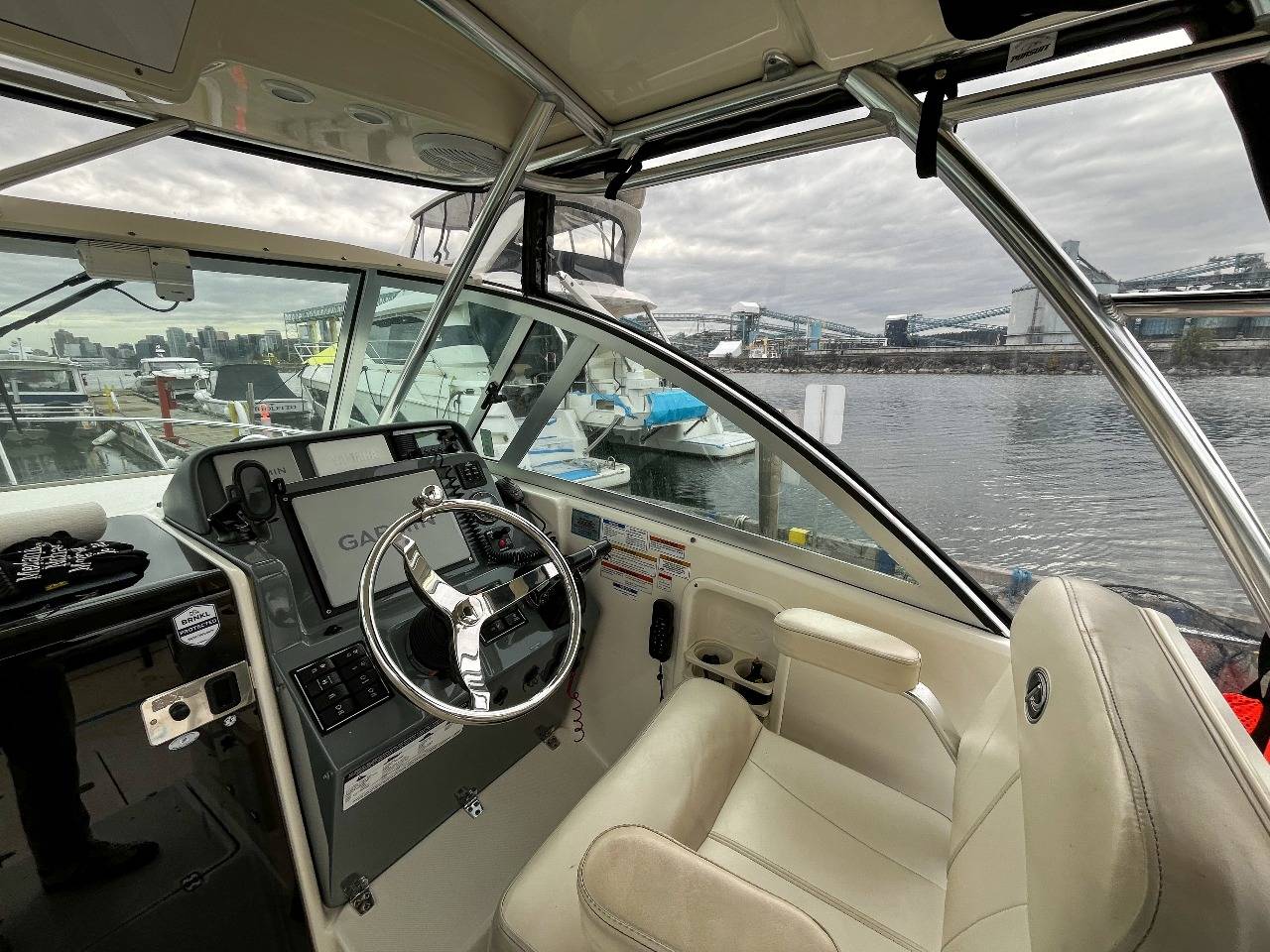Pre-Owned 2014 Pursuit 285 for Sale | Vancouver, BC | M&P Yacht Centre